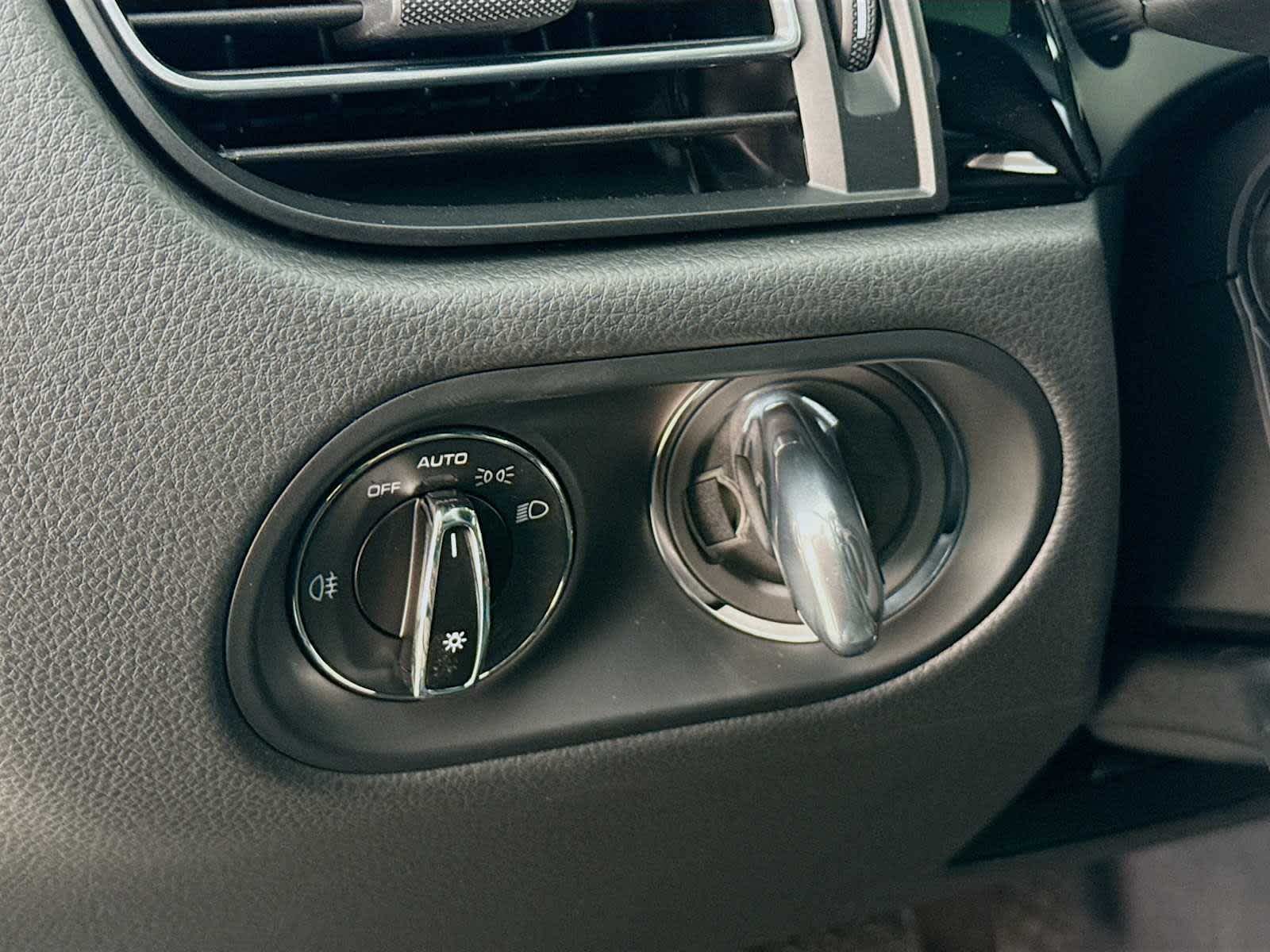 Thumbnail: 2026 Porsche Macan - 11