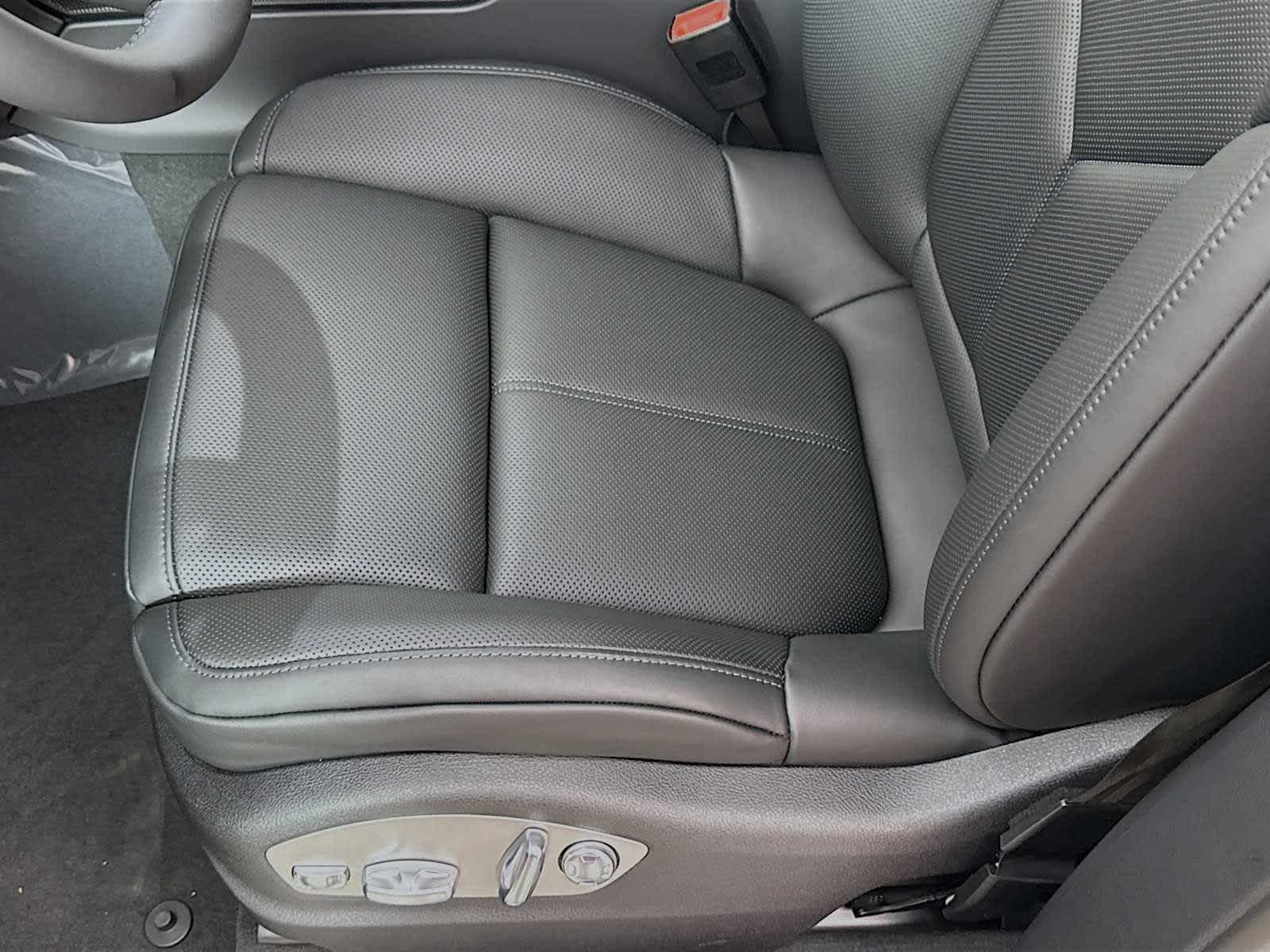 Thumbnail: 2026 Porsche Macan - 17