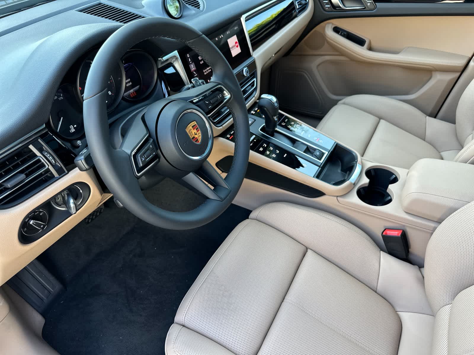 Thumbnail: 2026 Porsche Macan - 4