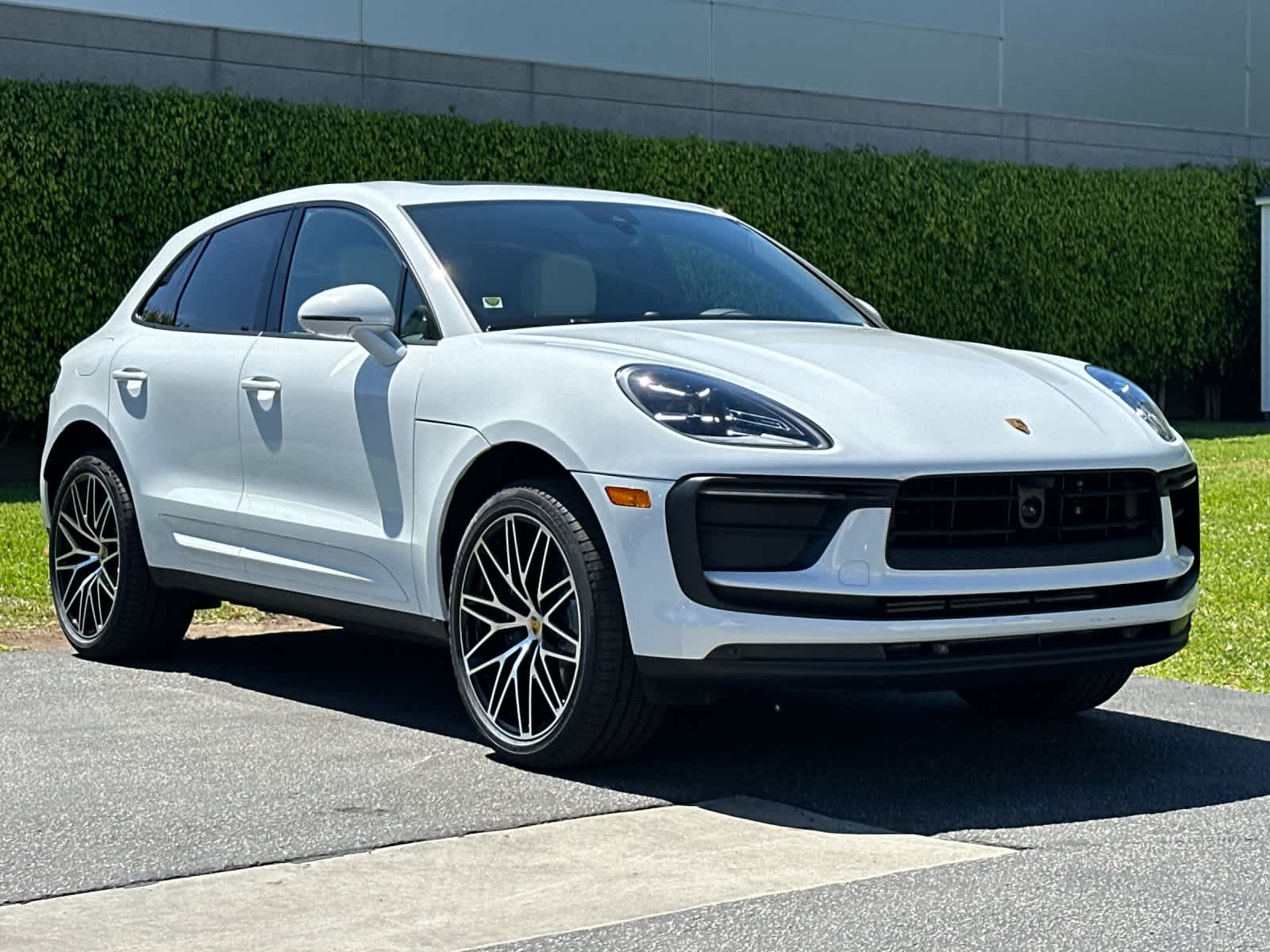 Thumbnail: 2026 Porsche Macan - 10