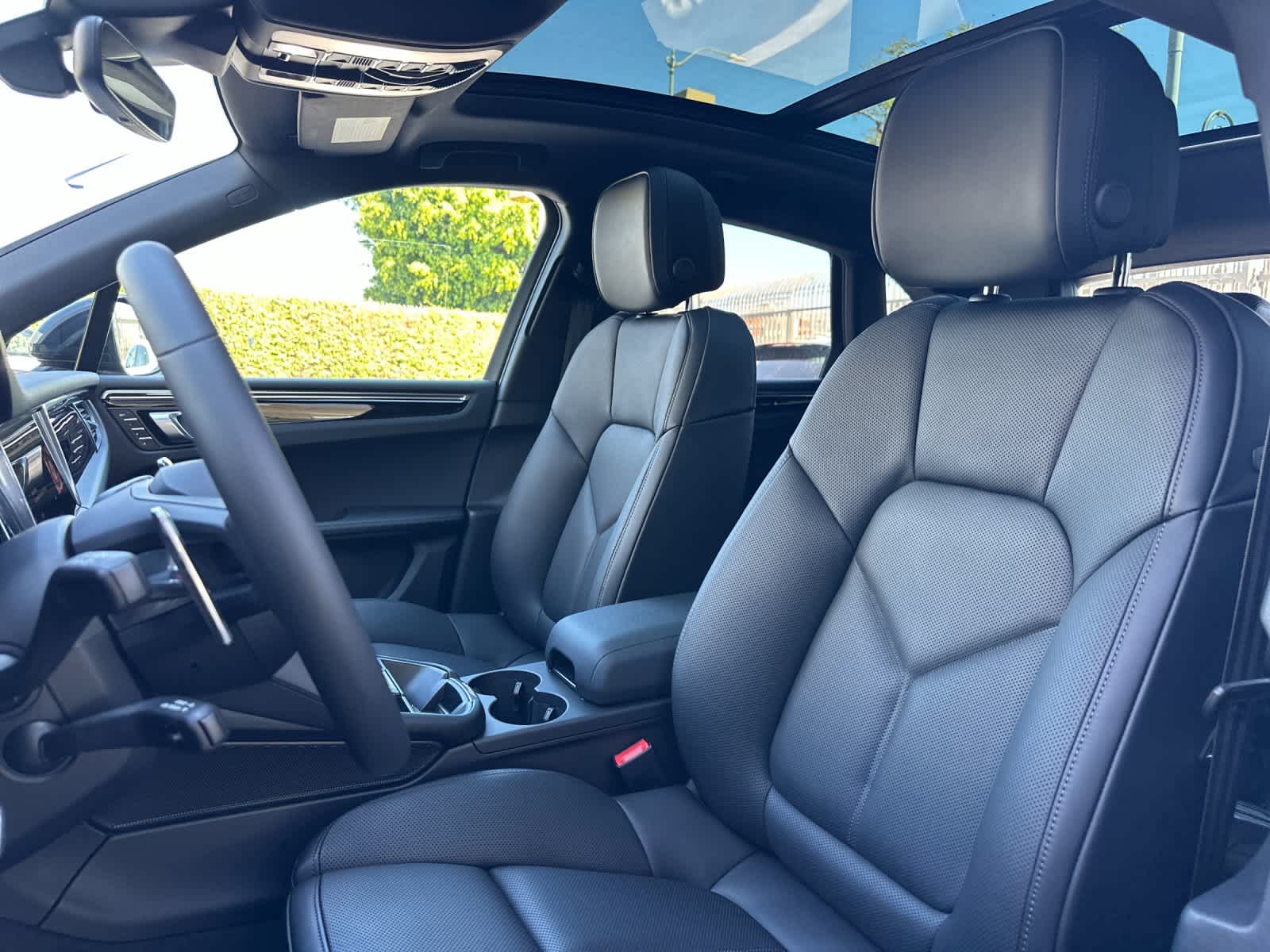 Thumbnail: 2026 Porsche Macan - 5