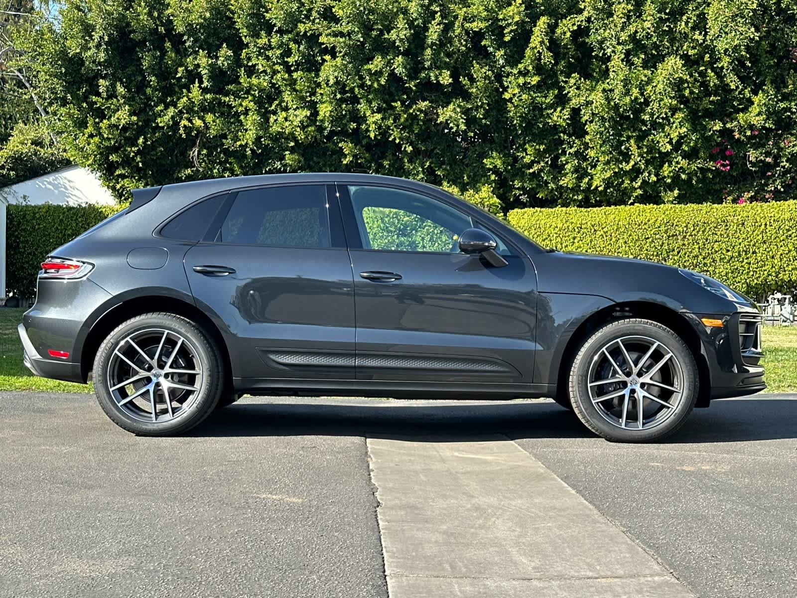 Thumbnail: 2026 Porsche Macan - 9