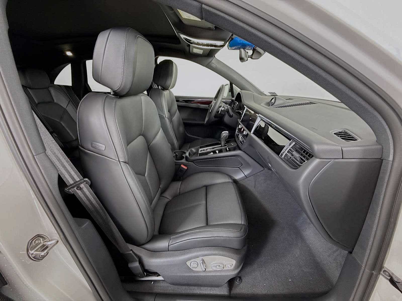 Thumbnail: 2026 Porsche Macan - 21