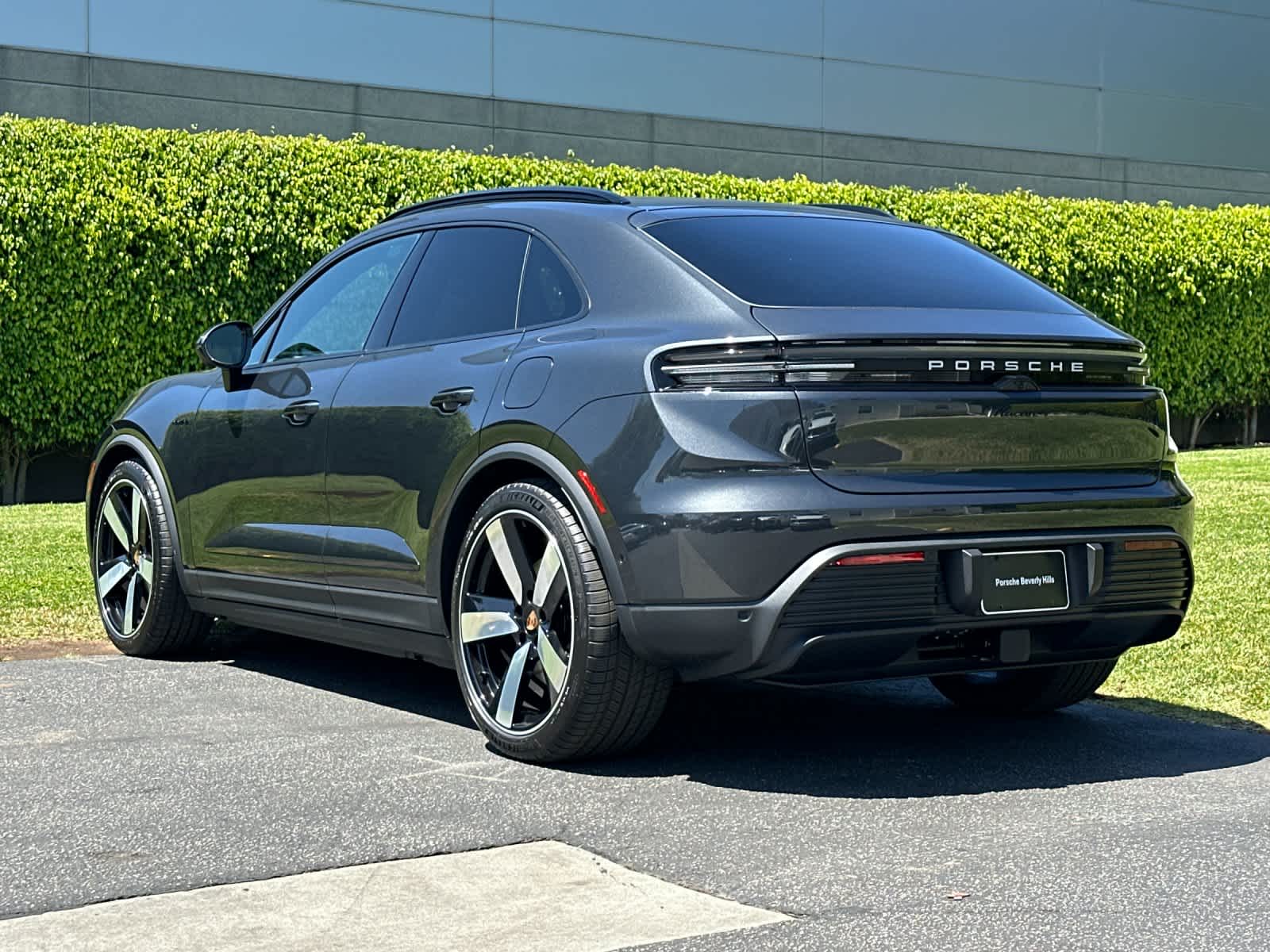 Thumbnail: 2026 Porsche Macan - 3
