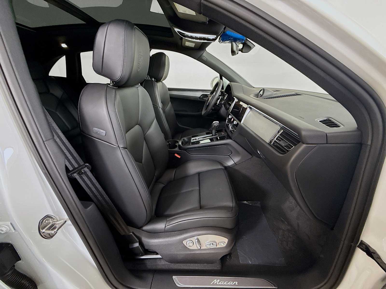 Thumbnail: 2026 Porsche Macan - 21