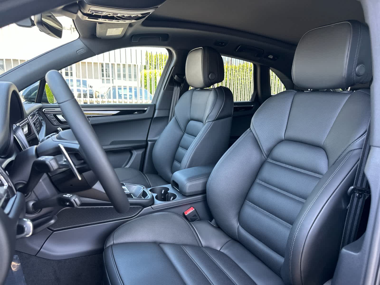 Thumbnail: 2026 Porsche Macan - 5