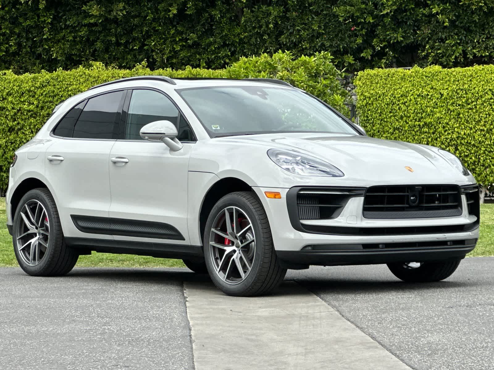 Thumbnail: 2026 Porsche Macan - 10