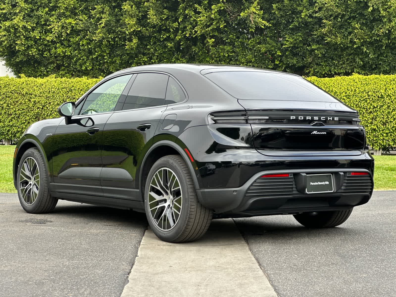 Thumbnail: 2026 Porsche Macan - 3
