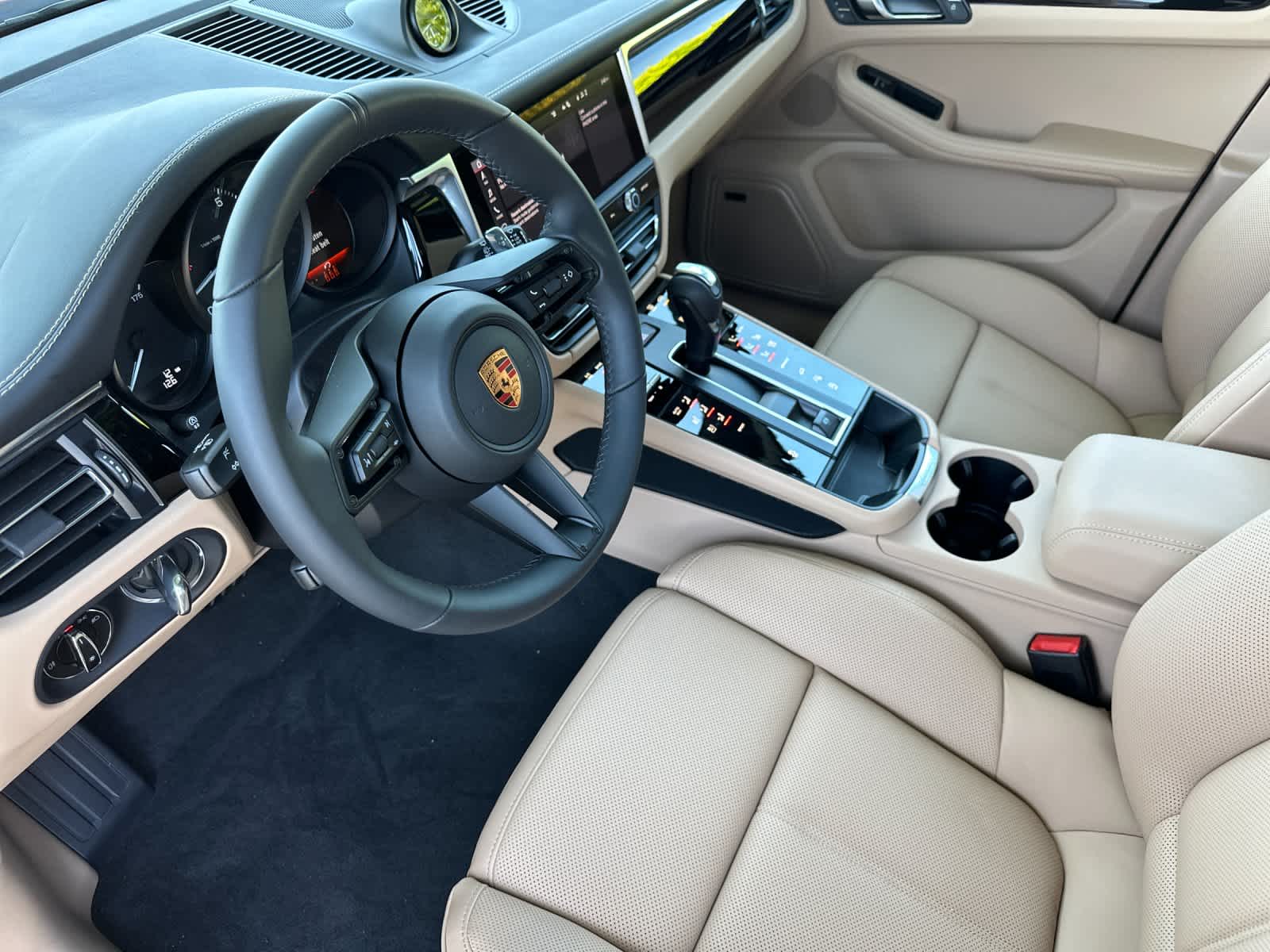 Thumbnail: 2026 Porsche Macan - 4