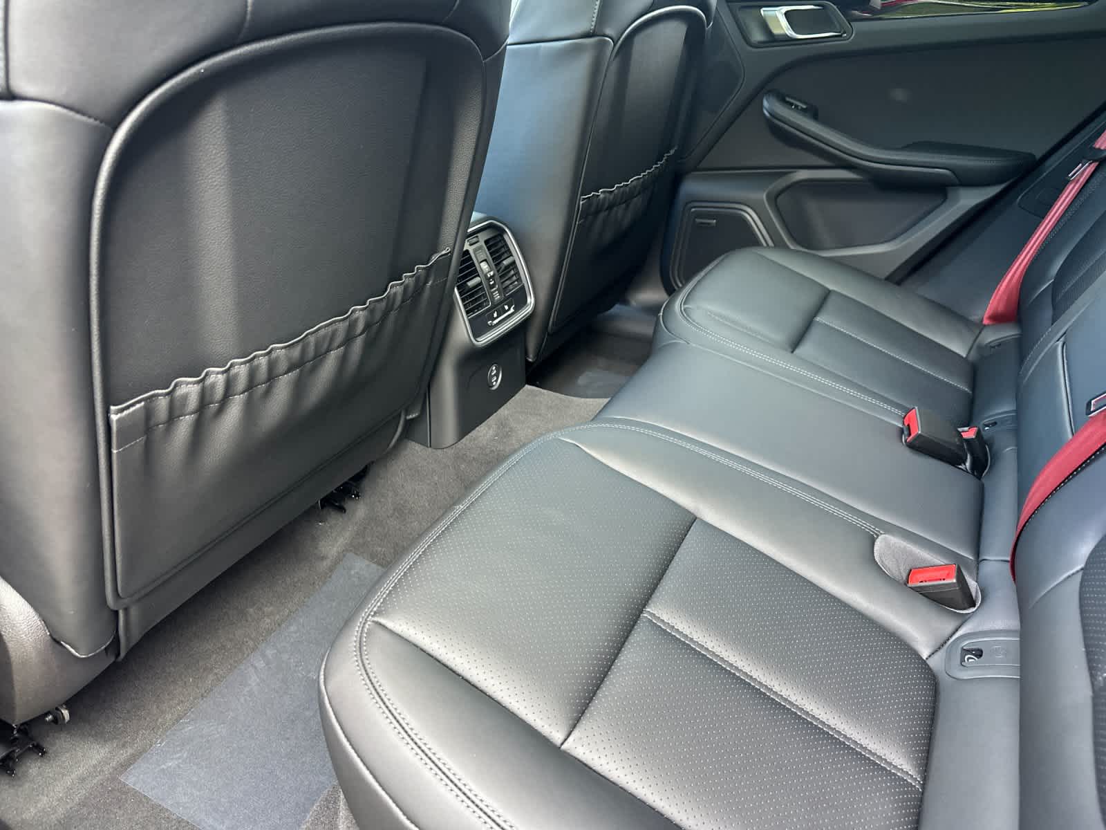 Thumbnail: 2026 Porsche Macan - 13