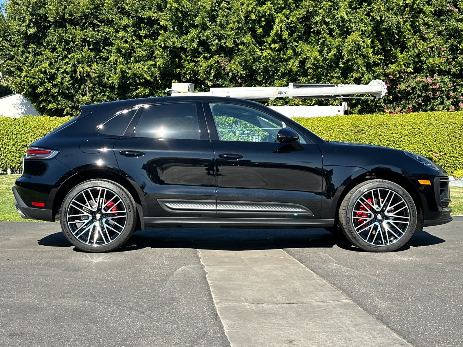 Thumbnail: 2026 Porsche Macan - 9