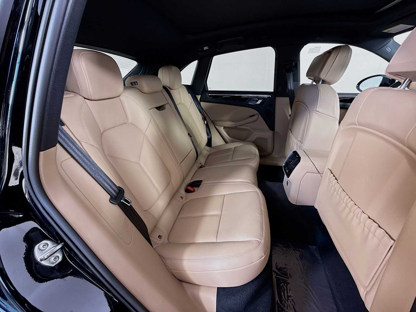 Thumbnail: 2026 Porsche Macan - 20