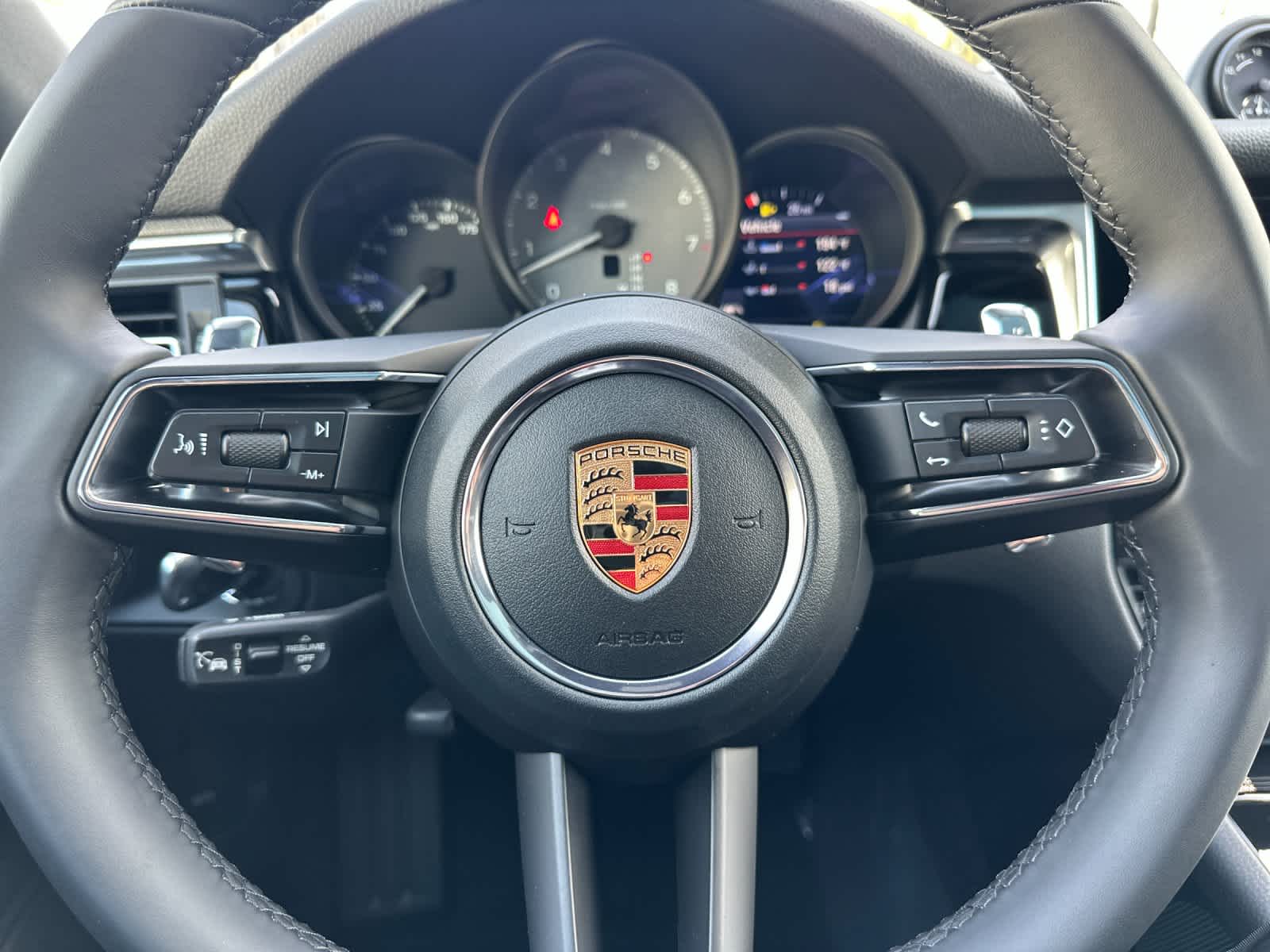 Thumbnail: 2026 Porsche Macan - 25