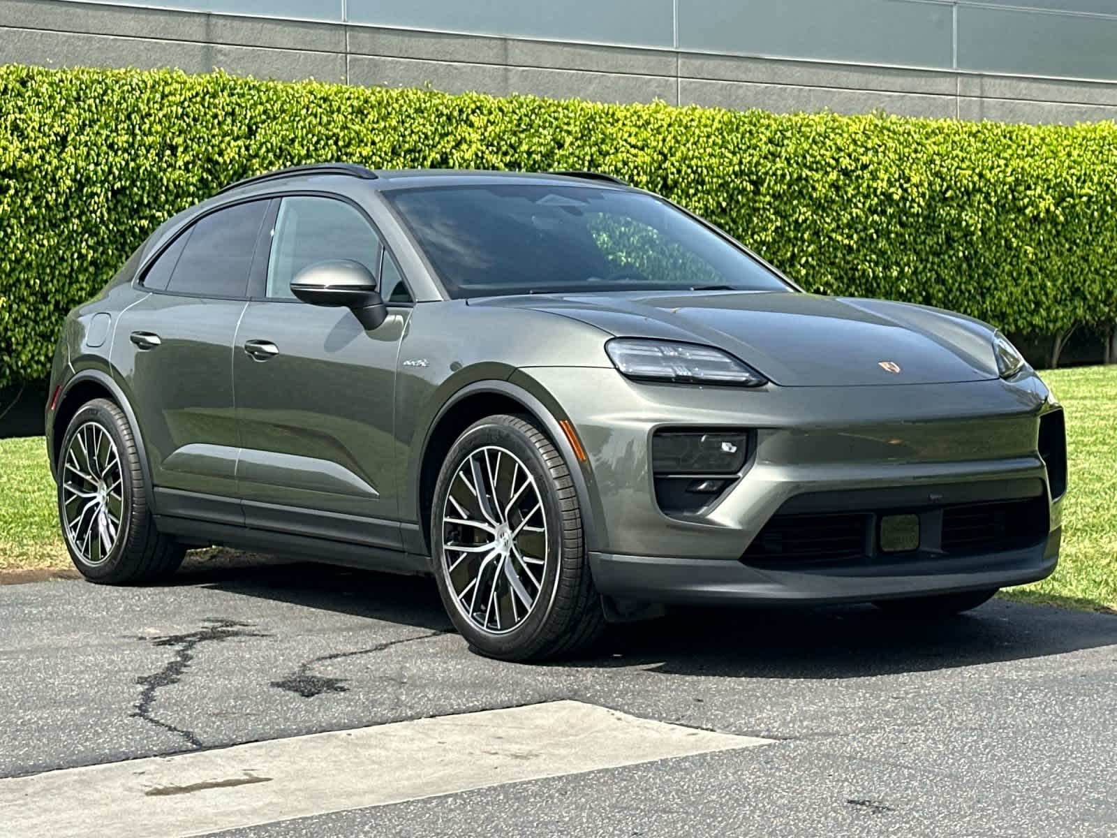 Thumbnail: 2026 Porsche Macan - 10