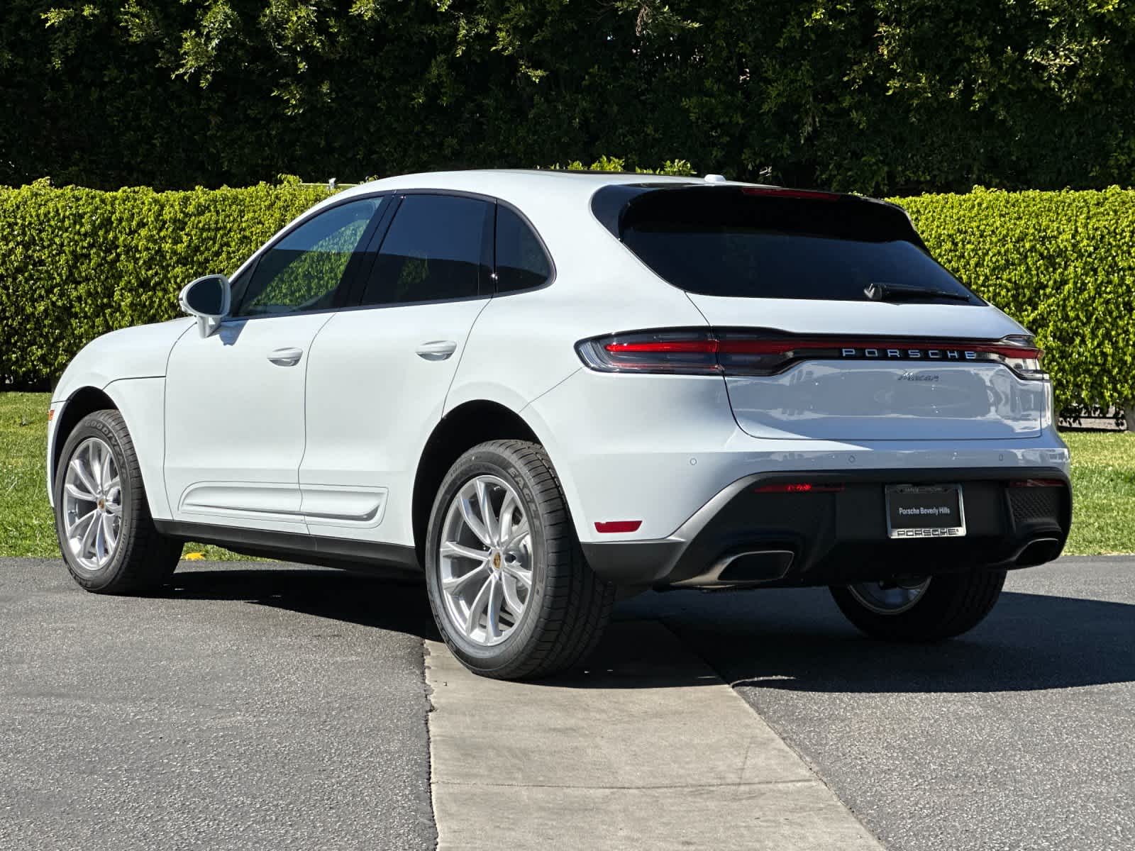 Thumbnail: 2026 Porsche Macan - 3
