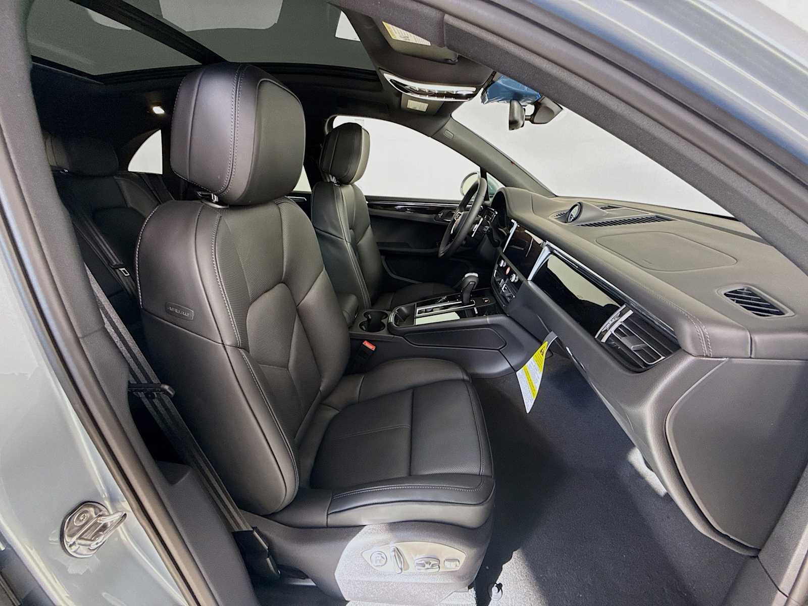 Thumbnail: 2026 Porsche Macan - 21