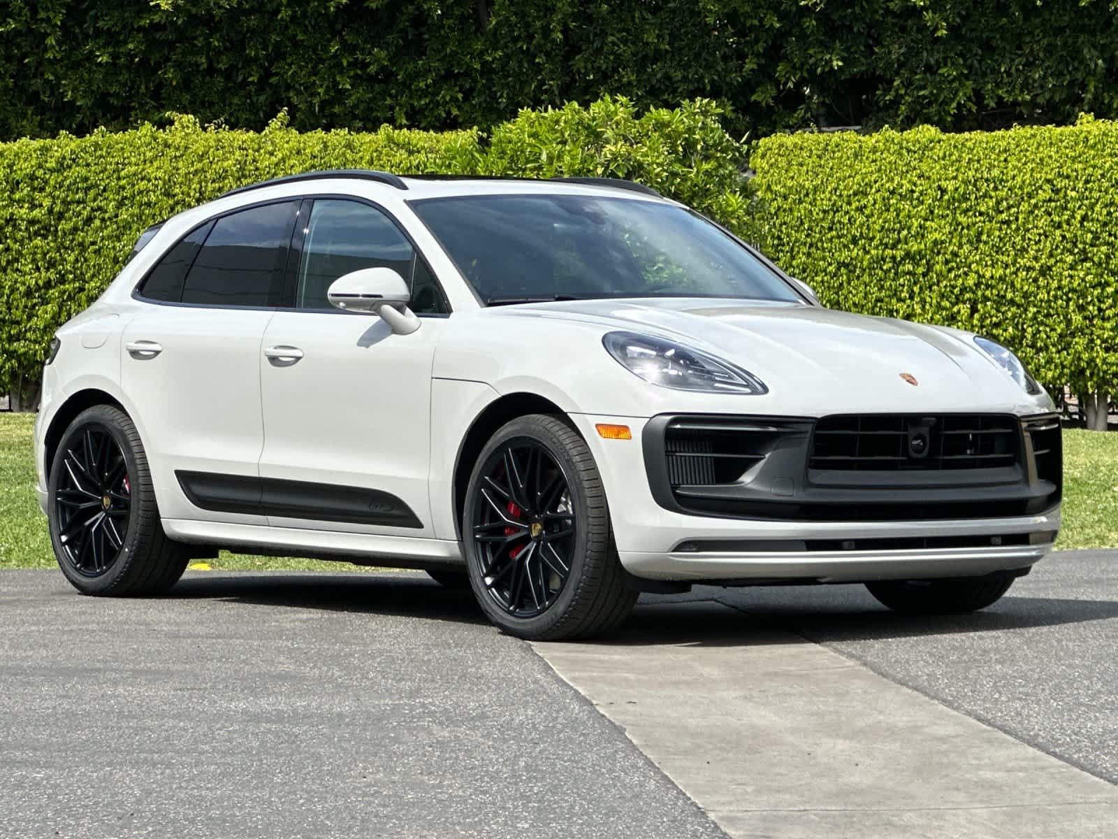 Thumbnail: 2026 Porsche Macan - 10
