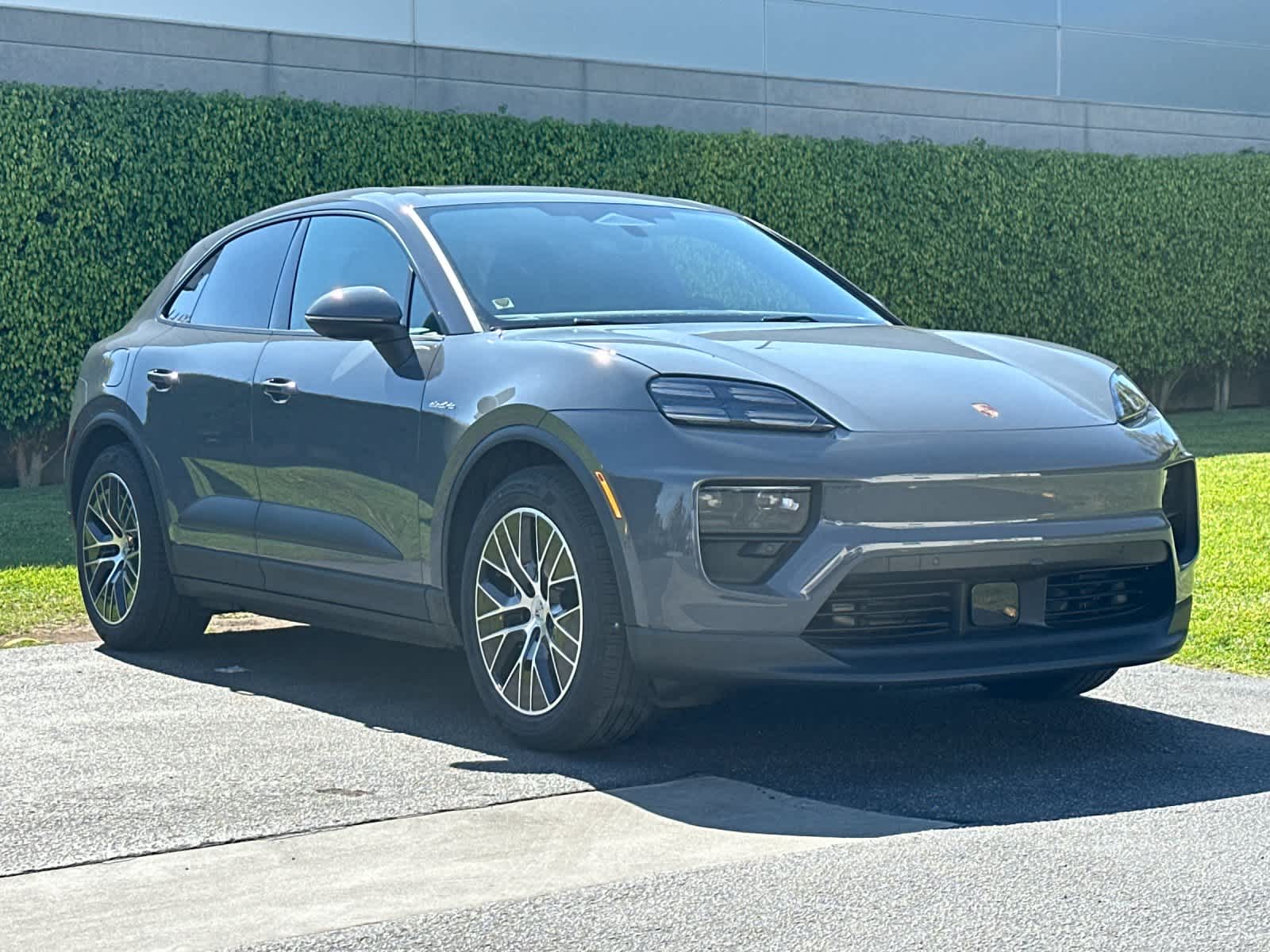 Thumbnail: 2026 Porsche Macan - 10