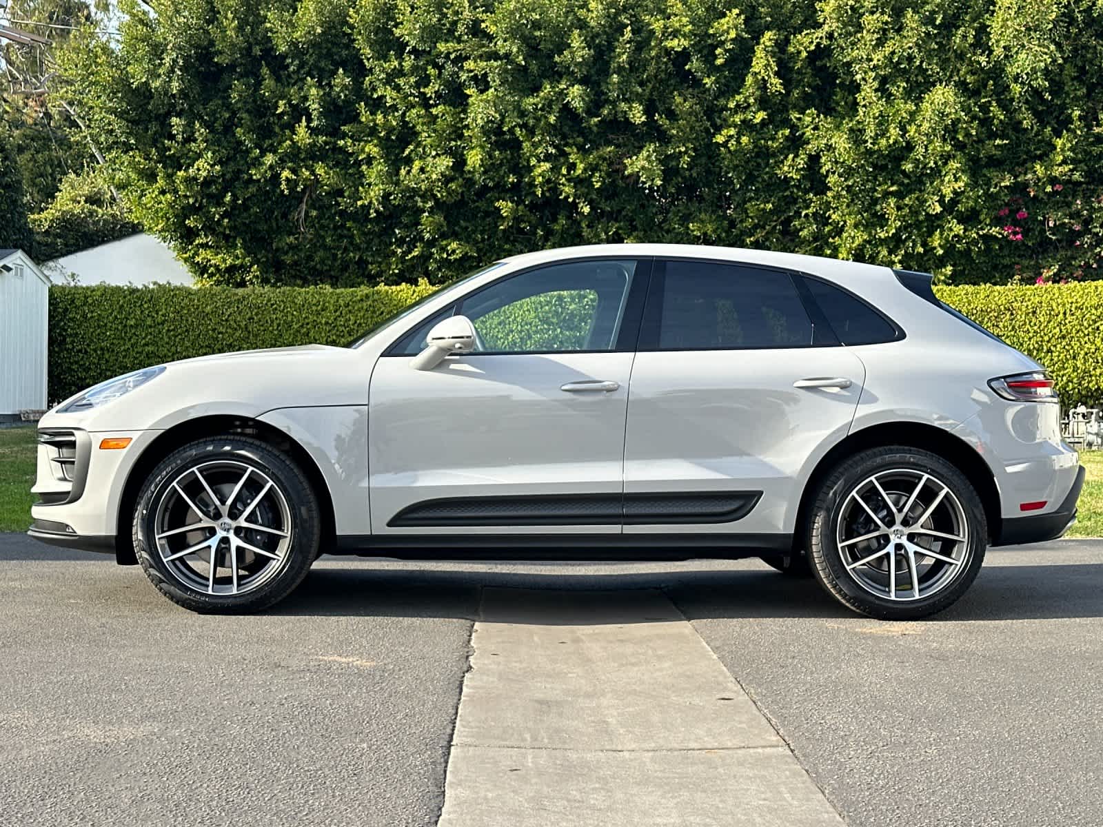 Thumbnail: 2026 Porsche Macan - 2