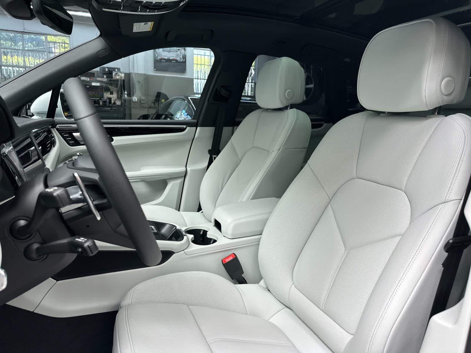 Thumbnail: 2026 Porsche Macan - 5