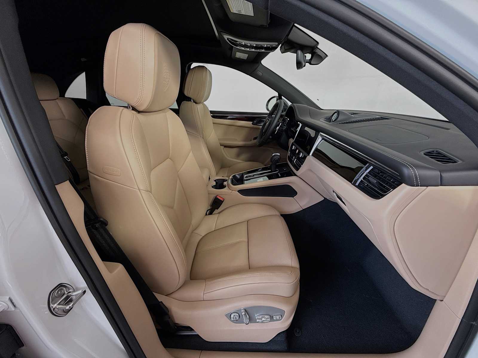 Thumbnail: 2026 Porsche Macan - 21