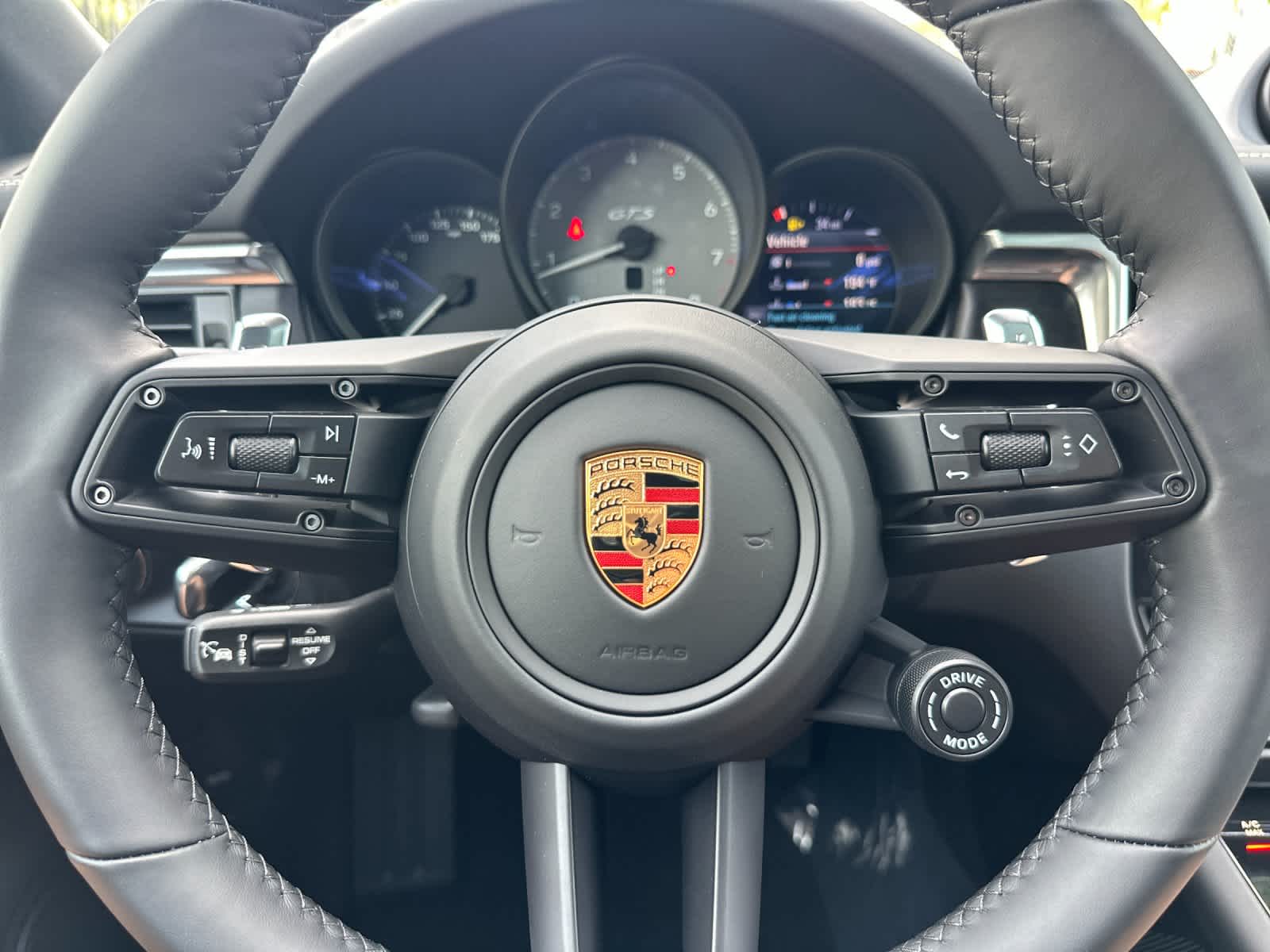 Thumbnail: 2026 Porsche Macan - 26