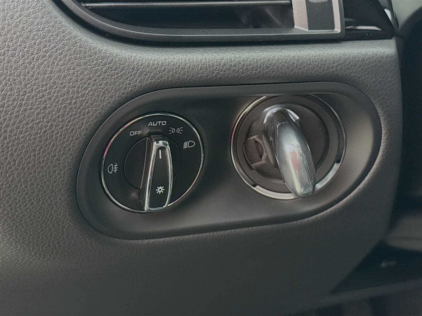 Thumbnail: 2026 Porsche Macan - 11