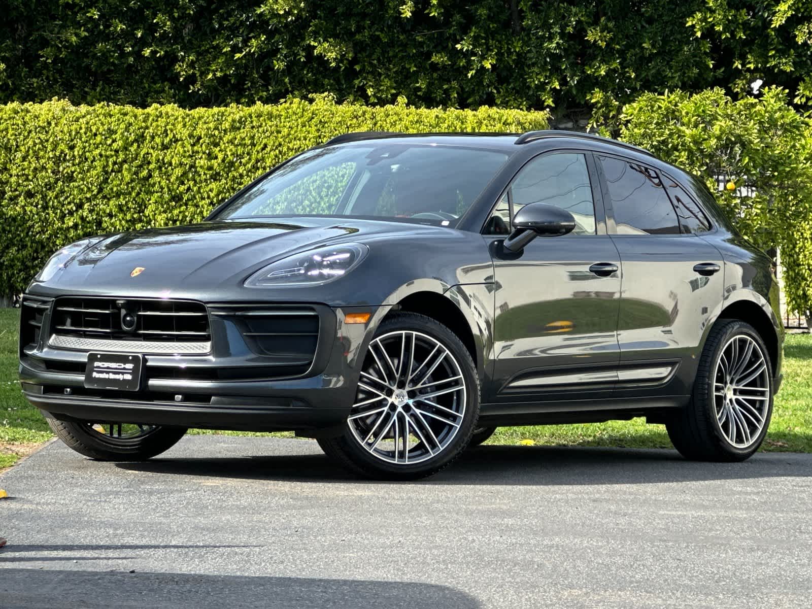 Thumbnail: 2025 Porsche Macan - 1