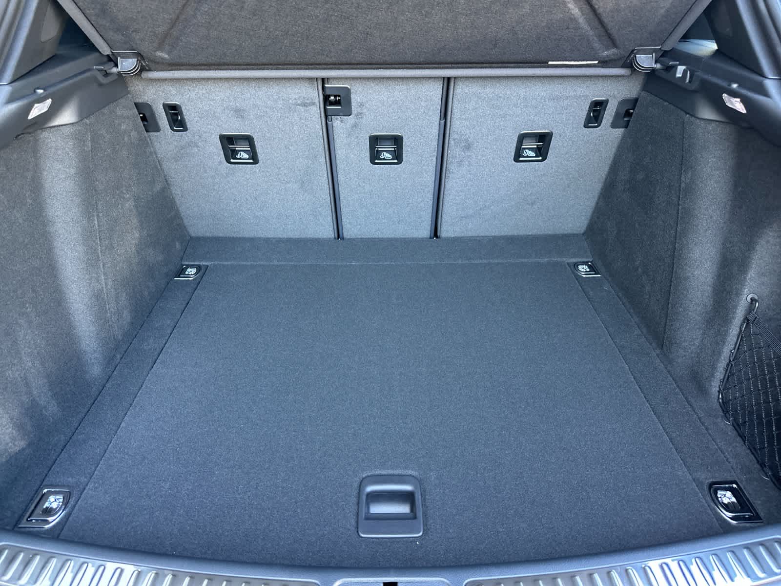 Thumbnail: 2026 Porsche Macan - 16