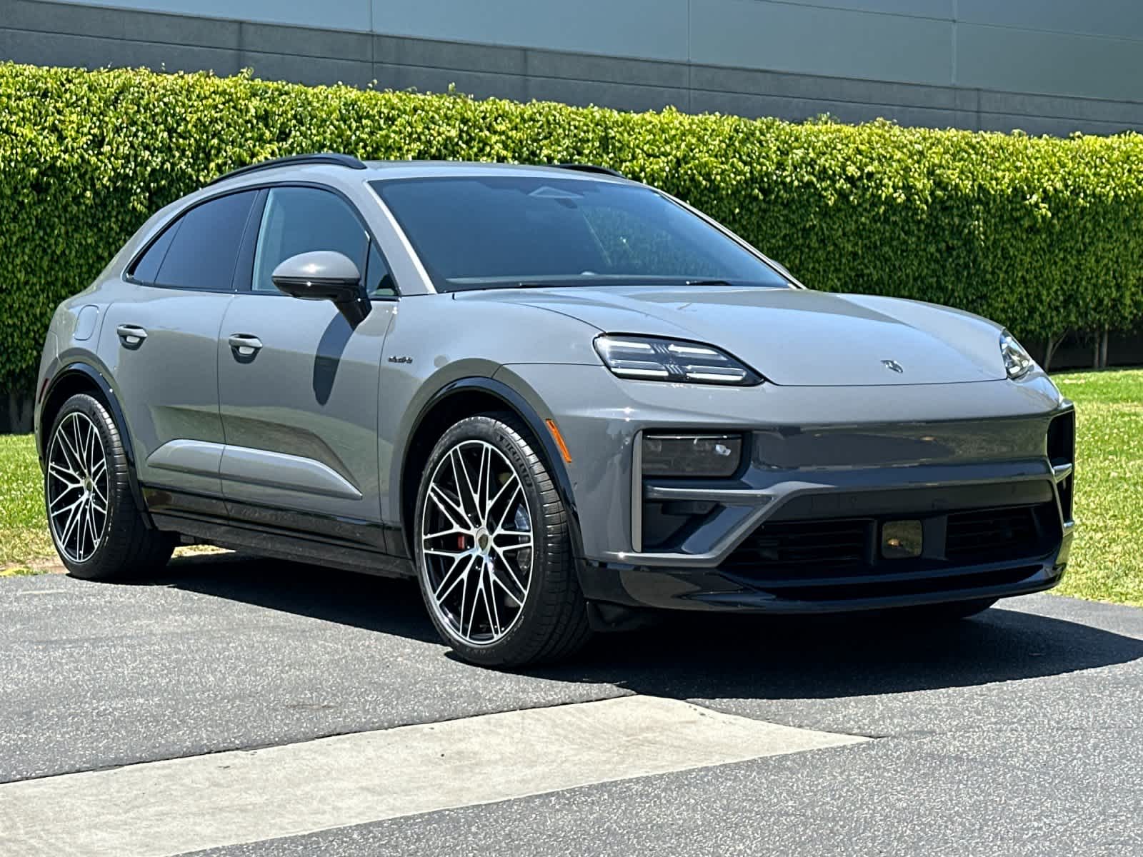 Thumbnail: 2026 Porsche Macan - 10