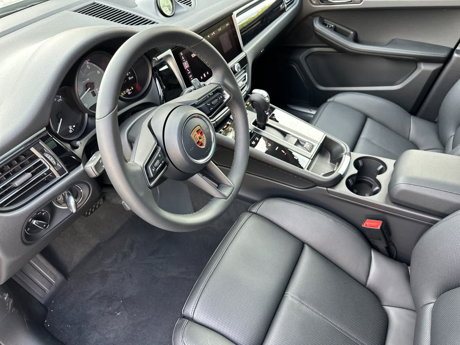 Thumbnail: 2026 Porsche Macan - 4