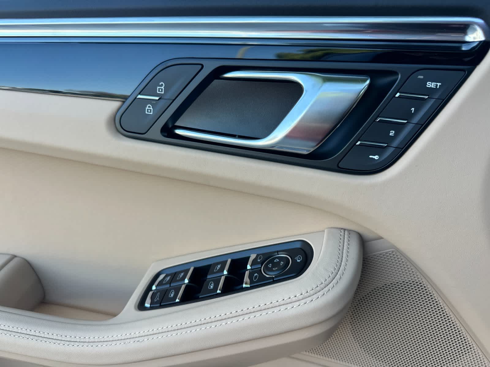 Thumbnail: 2026 Porsche Macan - 12