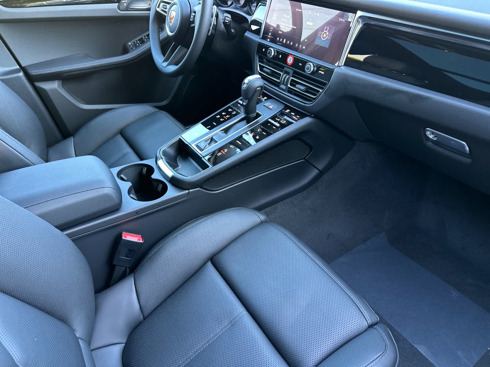 Thumbnail: 2026 Porsche Macan - 17