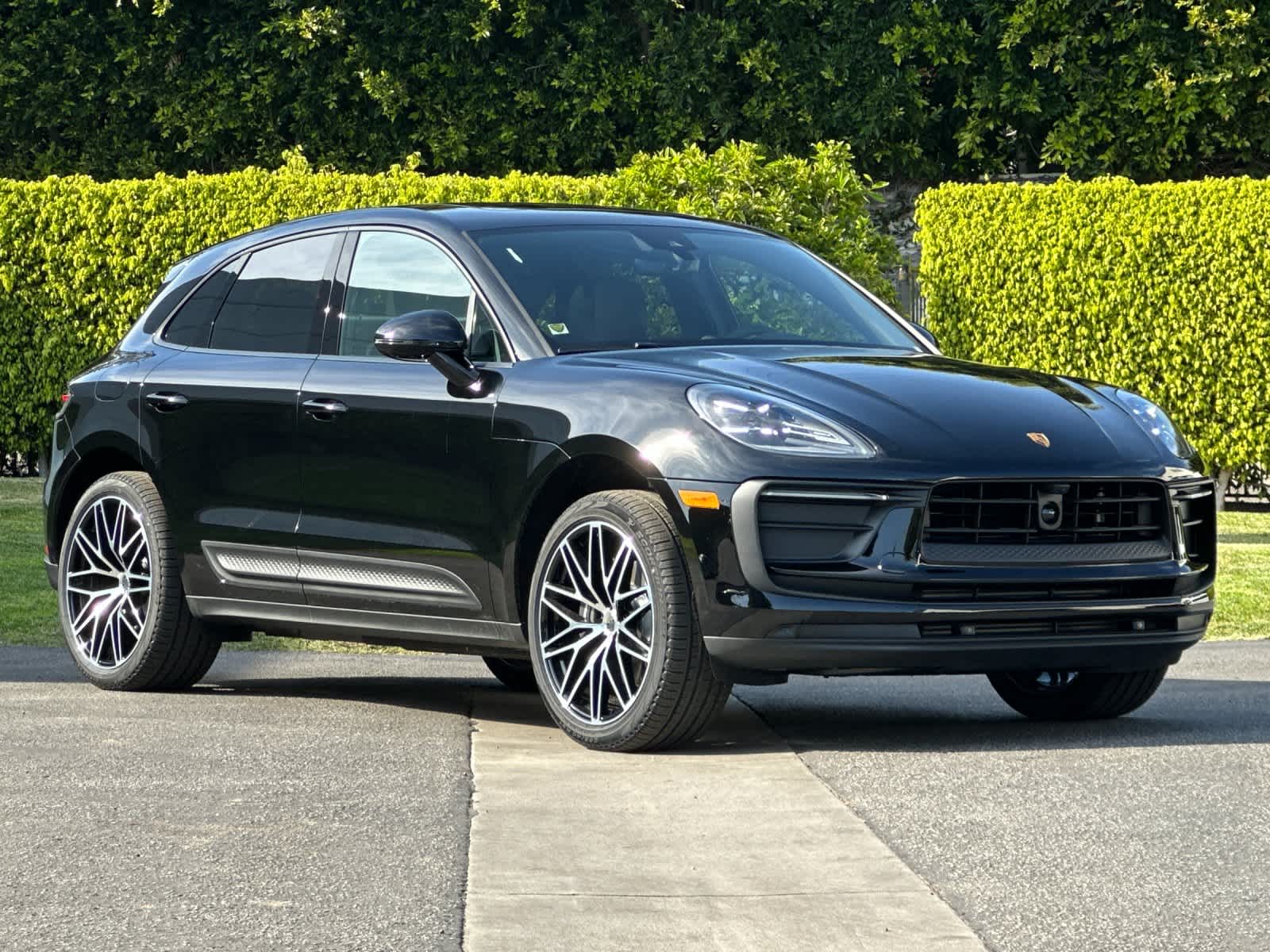 Thumbnail: 2026 Porsche Macan - 10