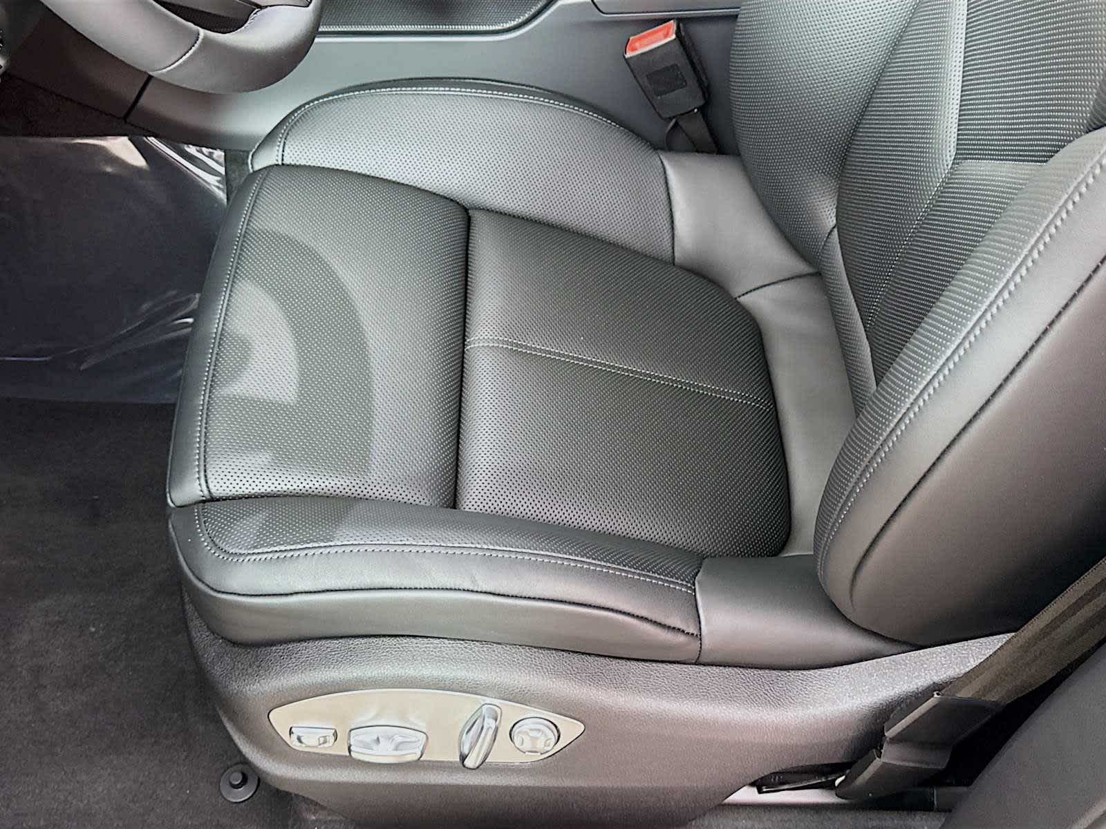 Thumbnail: 2025 Porsche Macan - 15