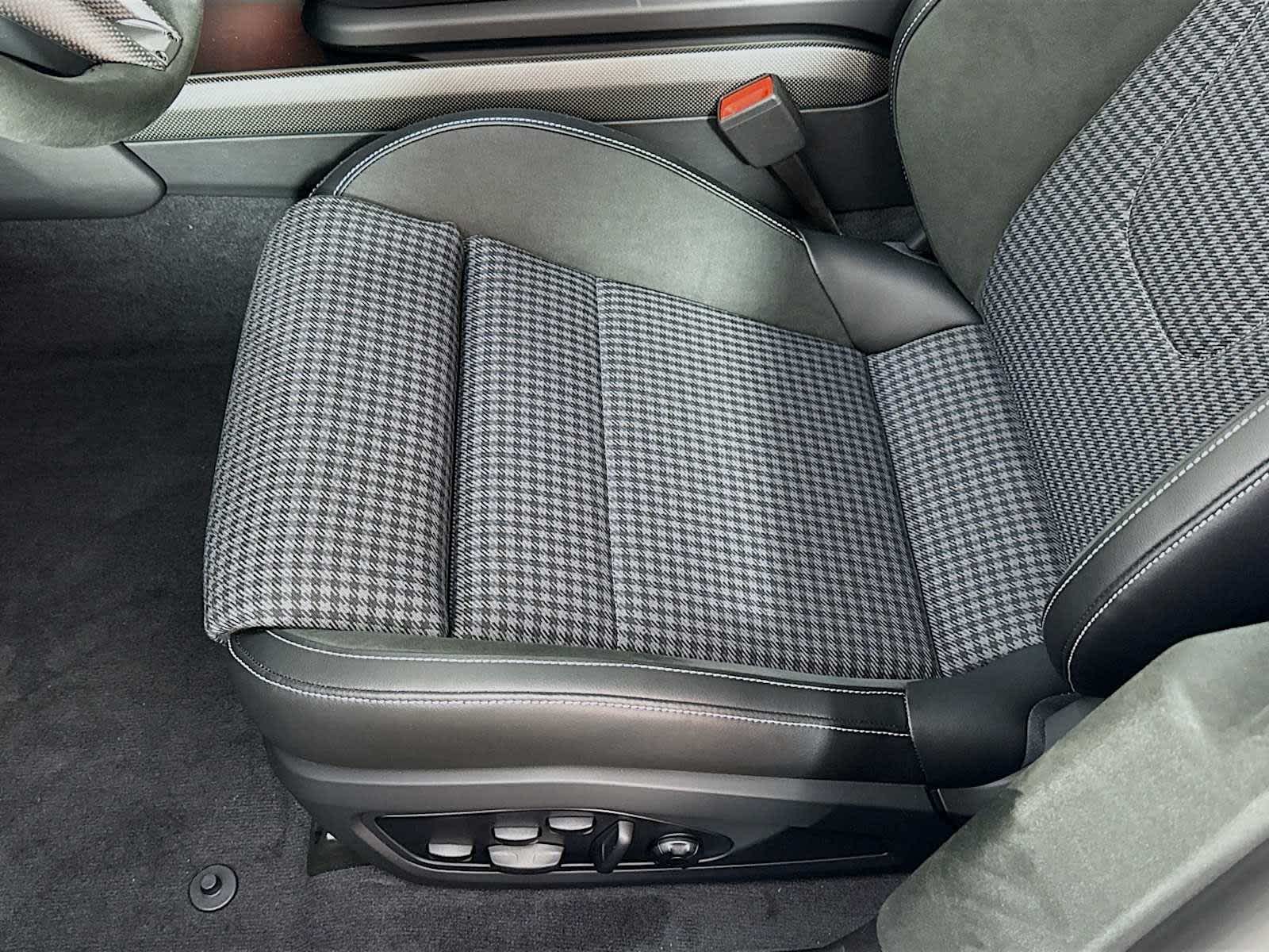 Thumbnail: 2025 Porsche Taycan - 15