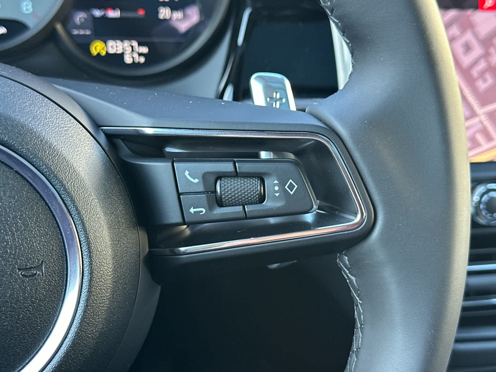 Thumbnail: 2025 Porsche Macan - 28