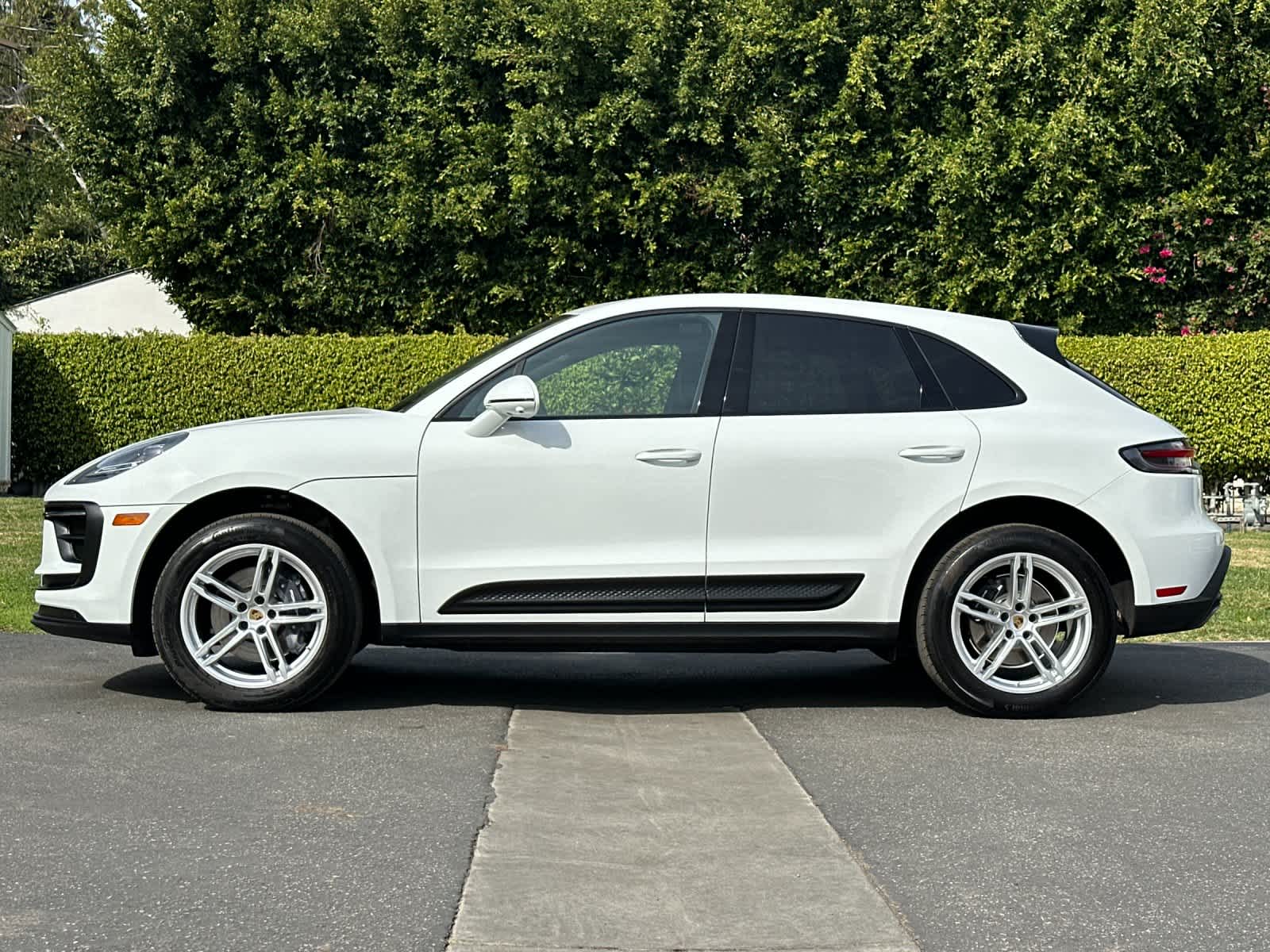 Thumbnail: 2025 Porsche Macan - 2