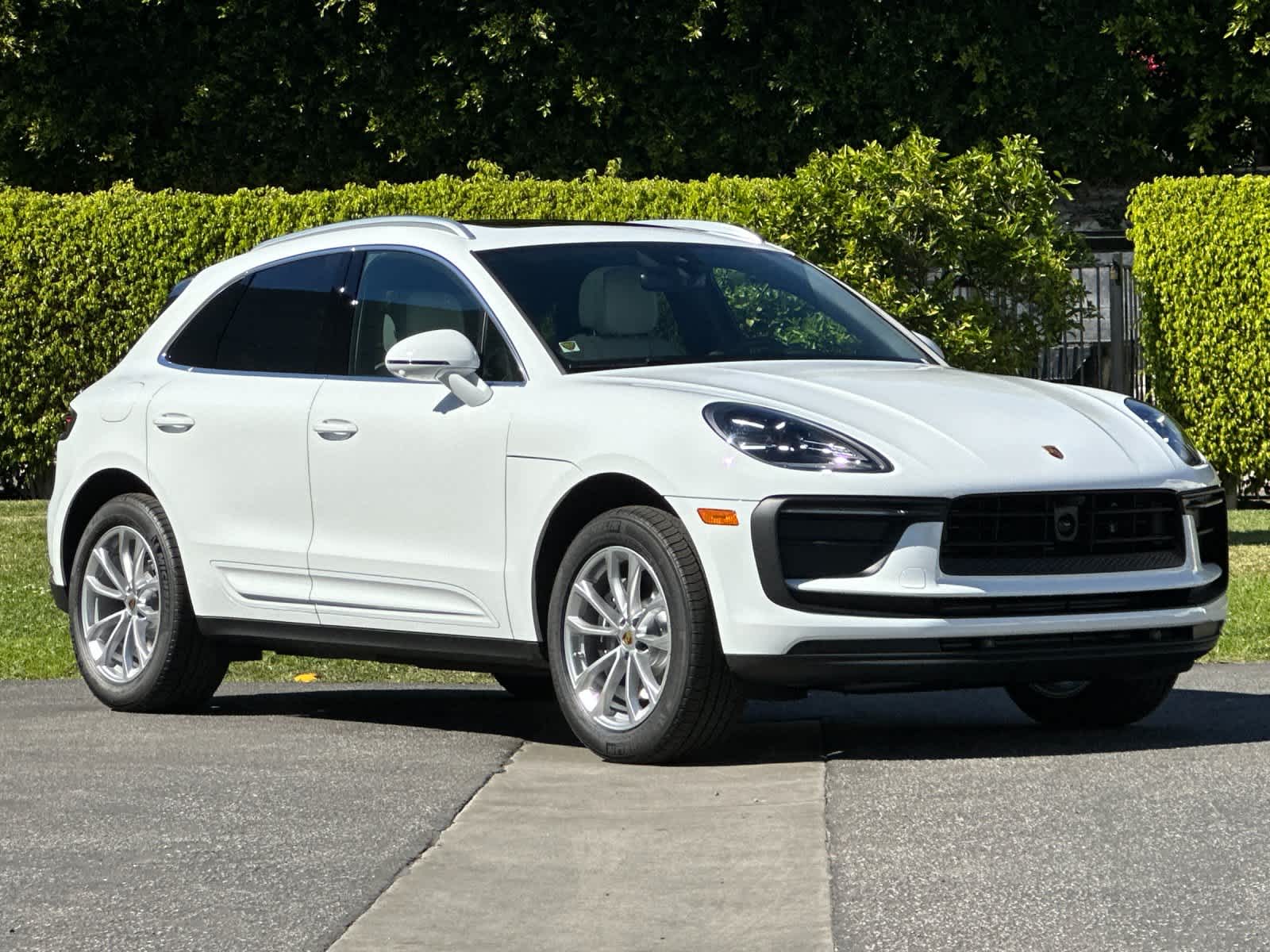 Thumbnail: 2026 Porsche Macan - 10