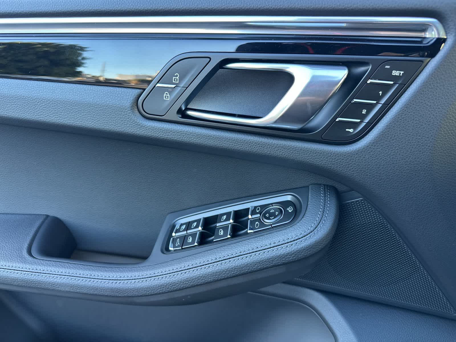 Thumbnail: 2025 Porsche Macan - 12