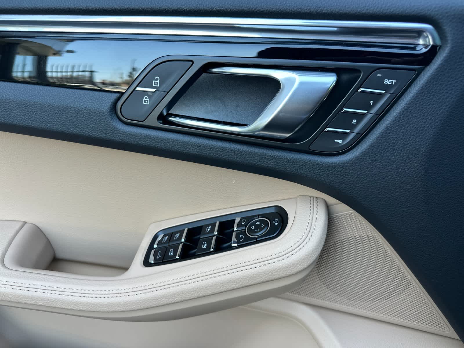 Thumbnail: 2026 Porsche Macan - 12