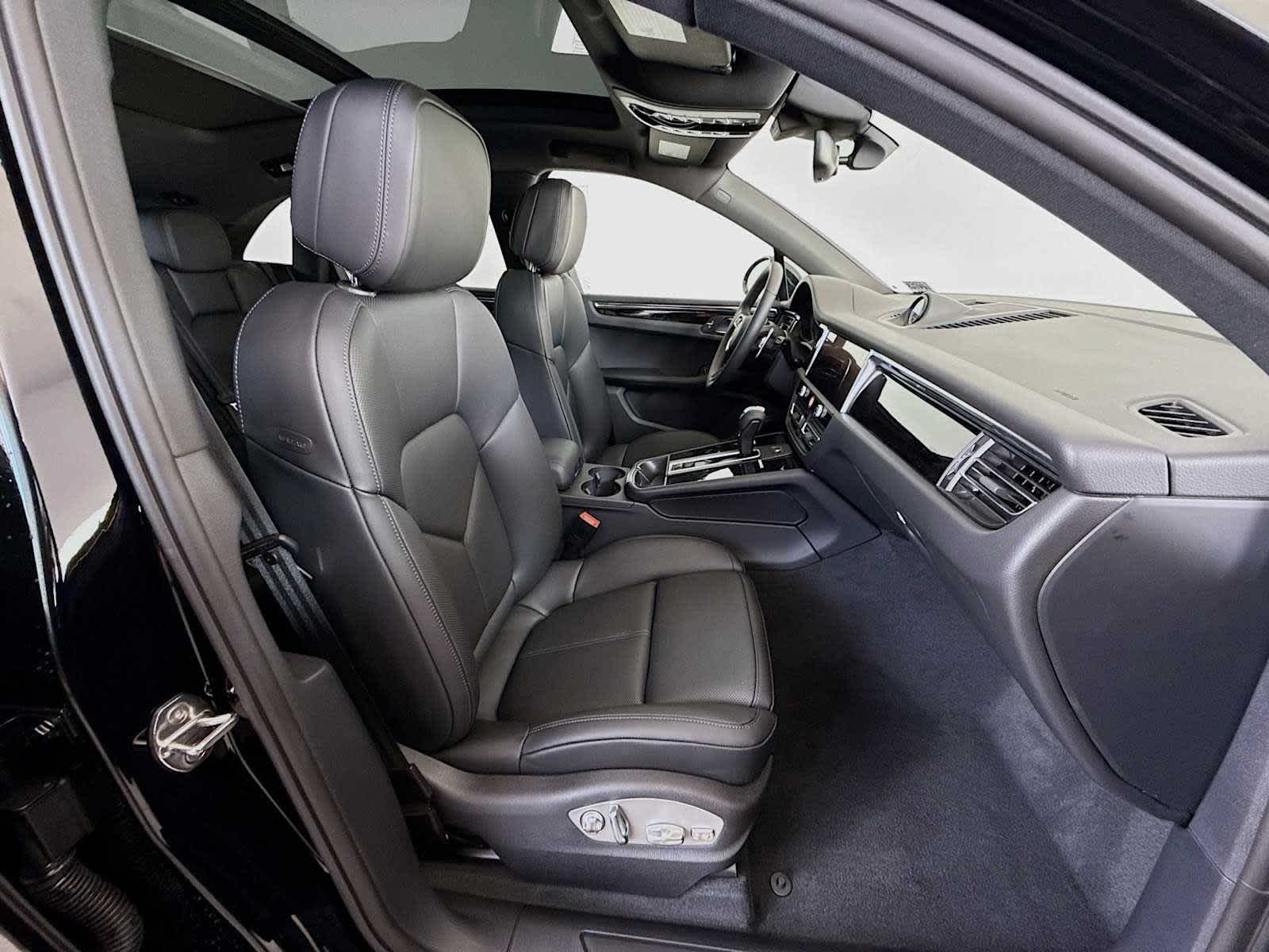 Thumbnail: 2026 Porsche Macan - 21