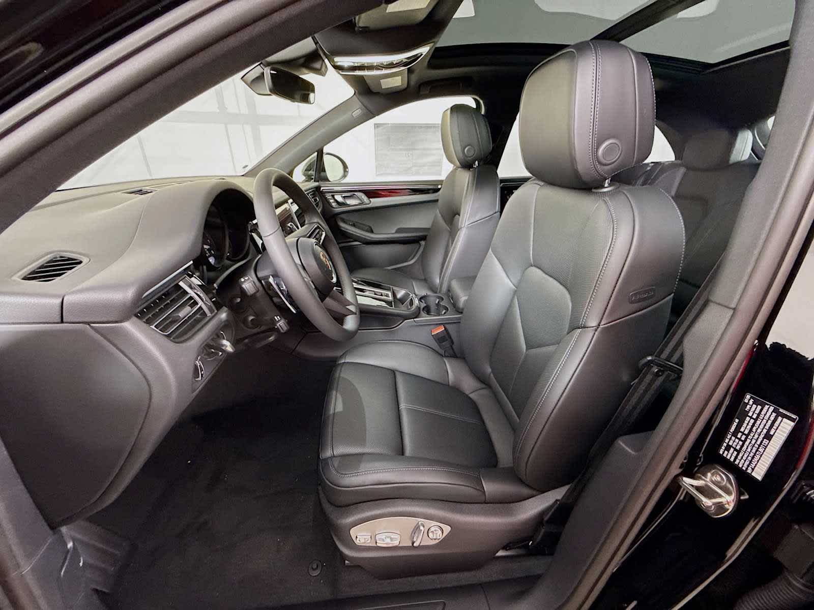 Thumbnail: 2026 Porsche Macan - 5