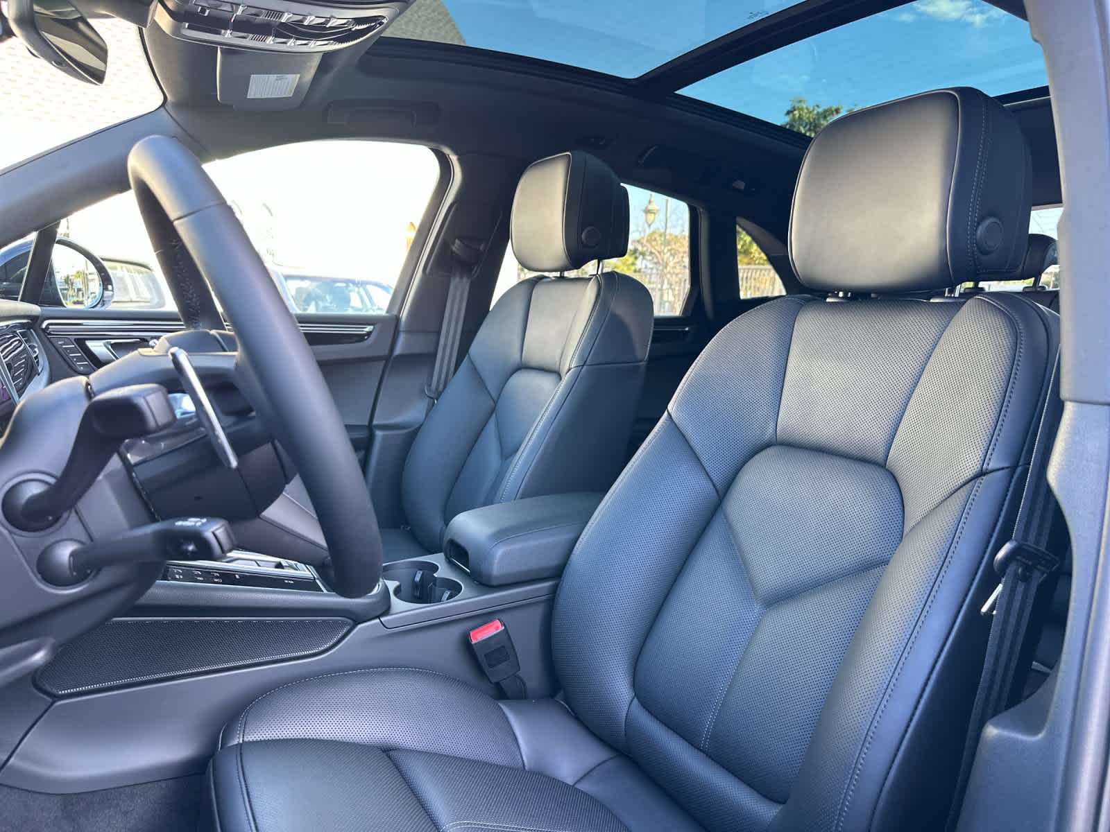 Thumbnail: 2026 Porsche Macan - 5