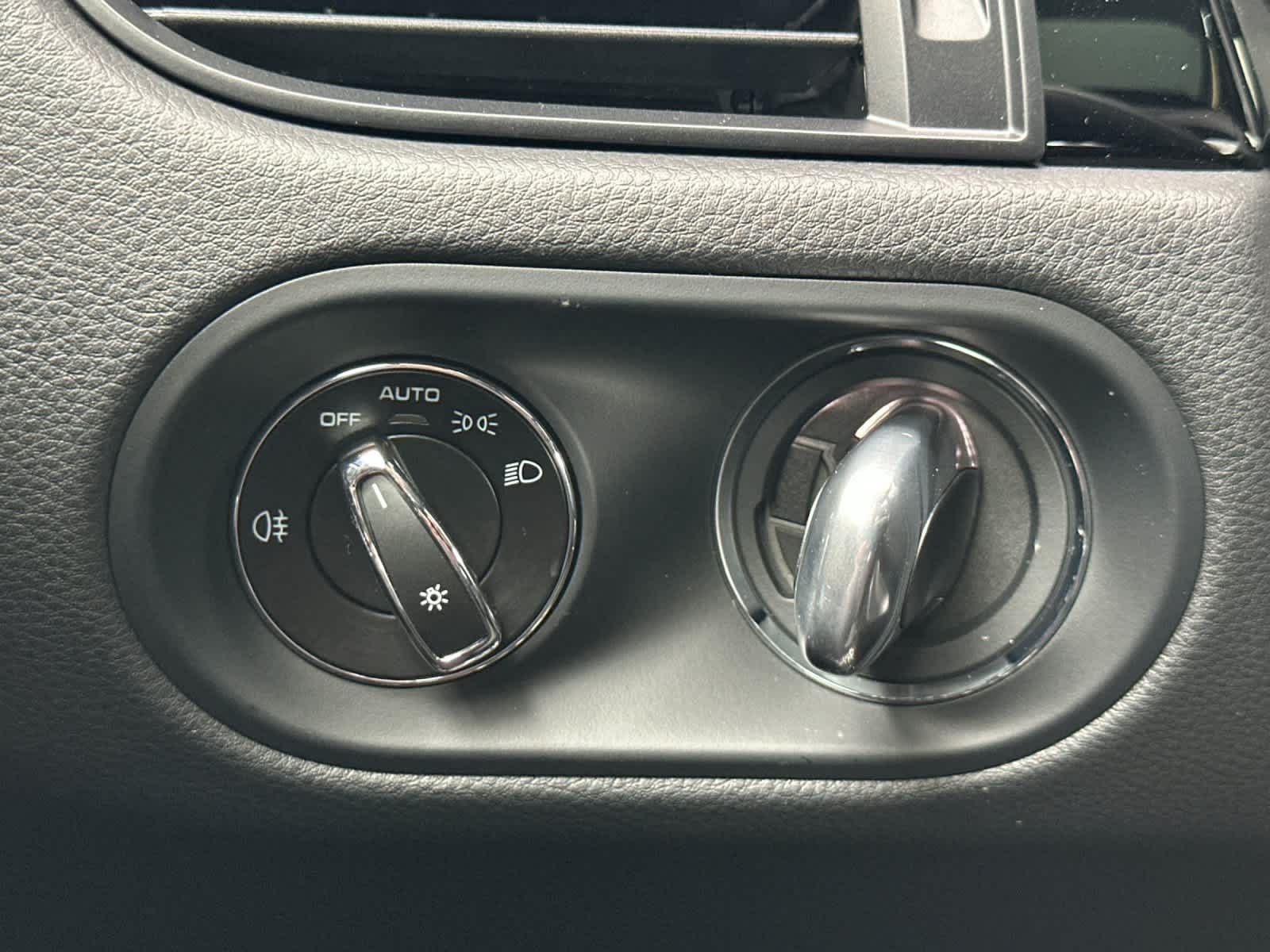 Thumbnail: 2026 Porsche Macan - 30