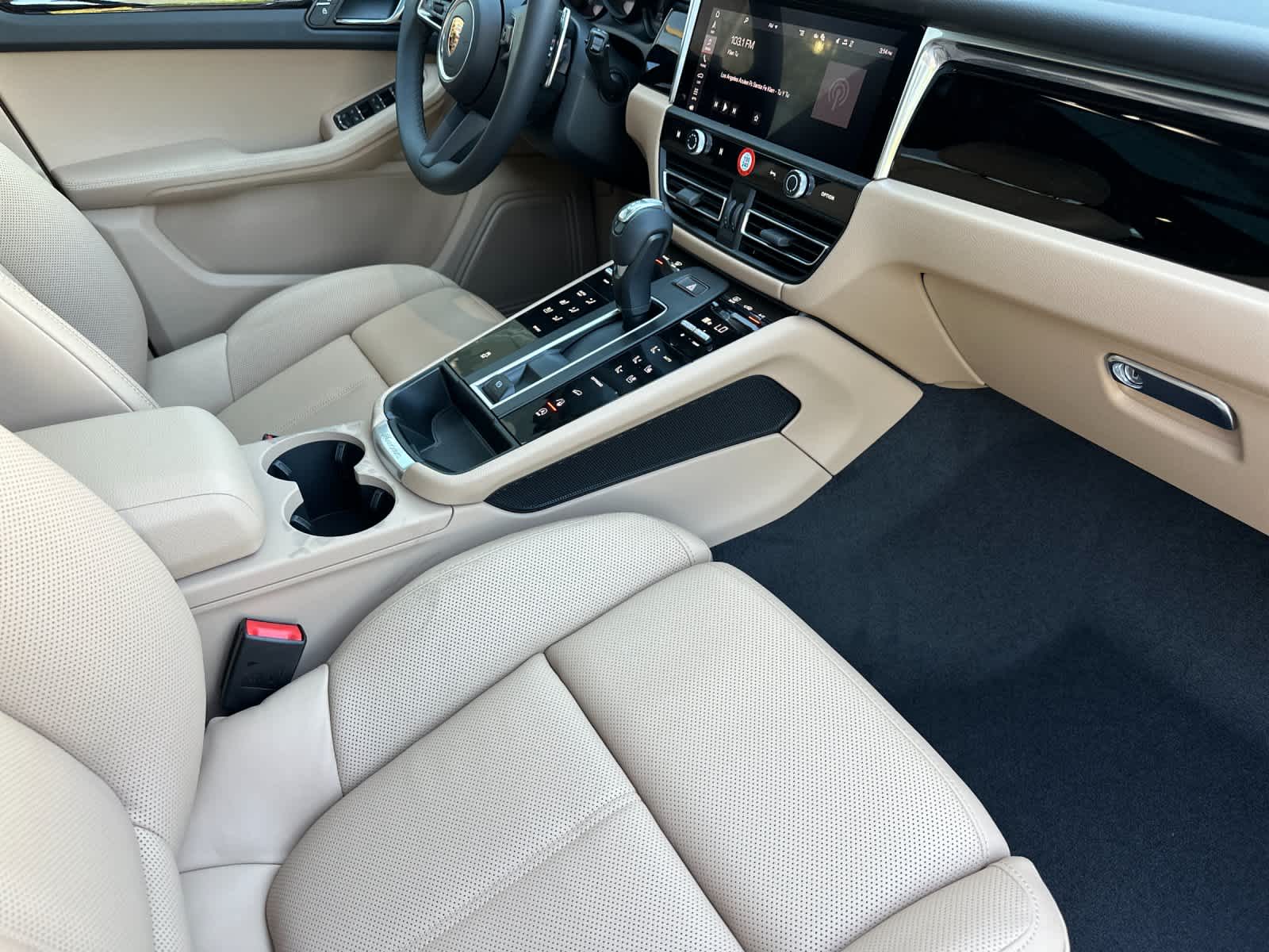 Thumbnail: 2026 Porsche Macan - 17