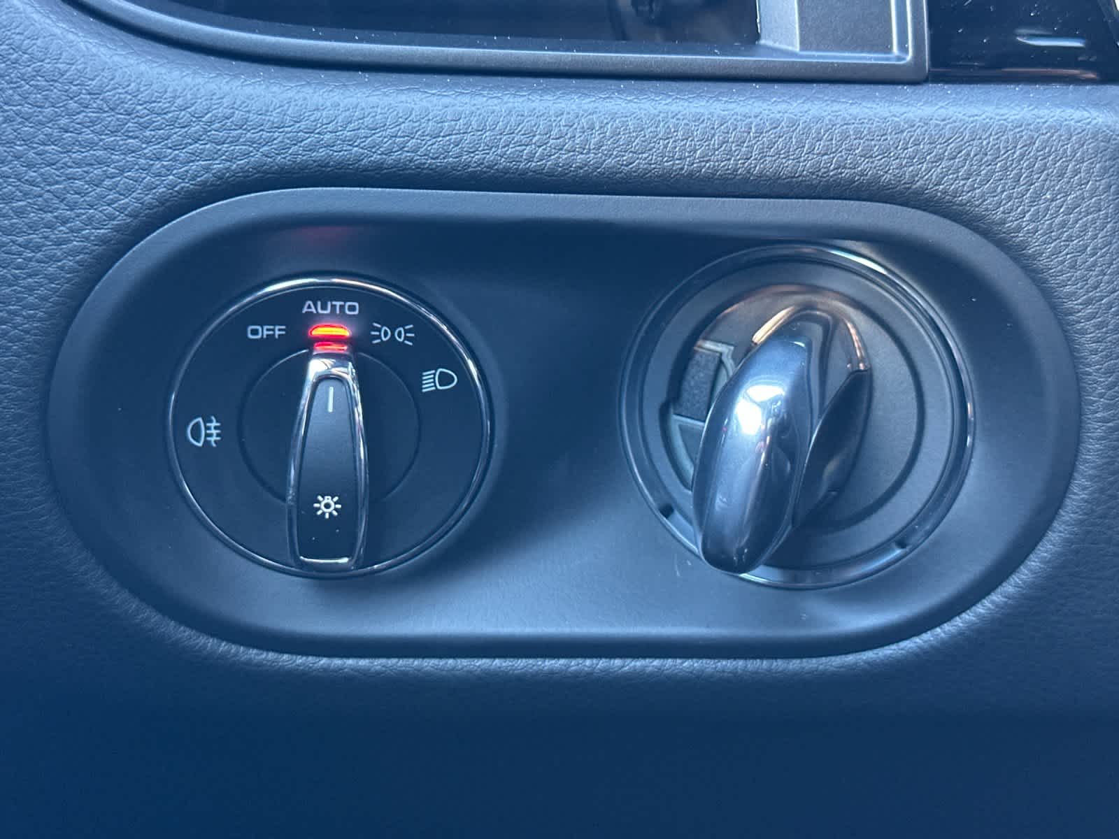 Thumbnail: 2026 Porsche Macan - 30