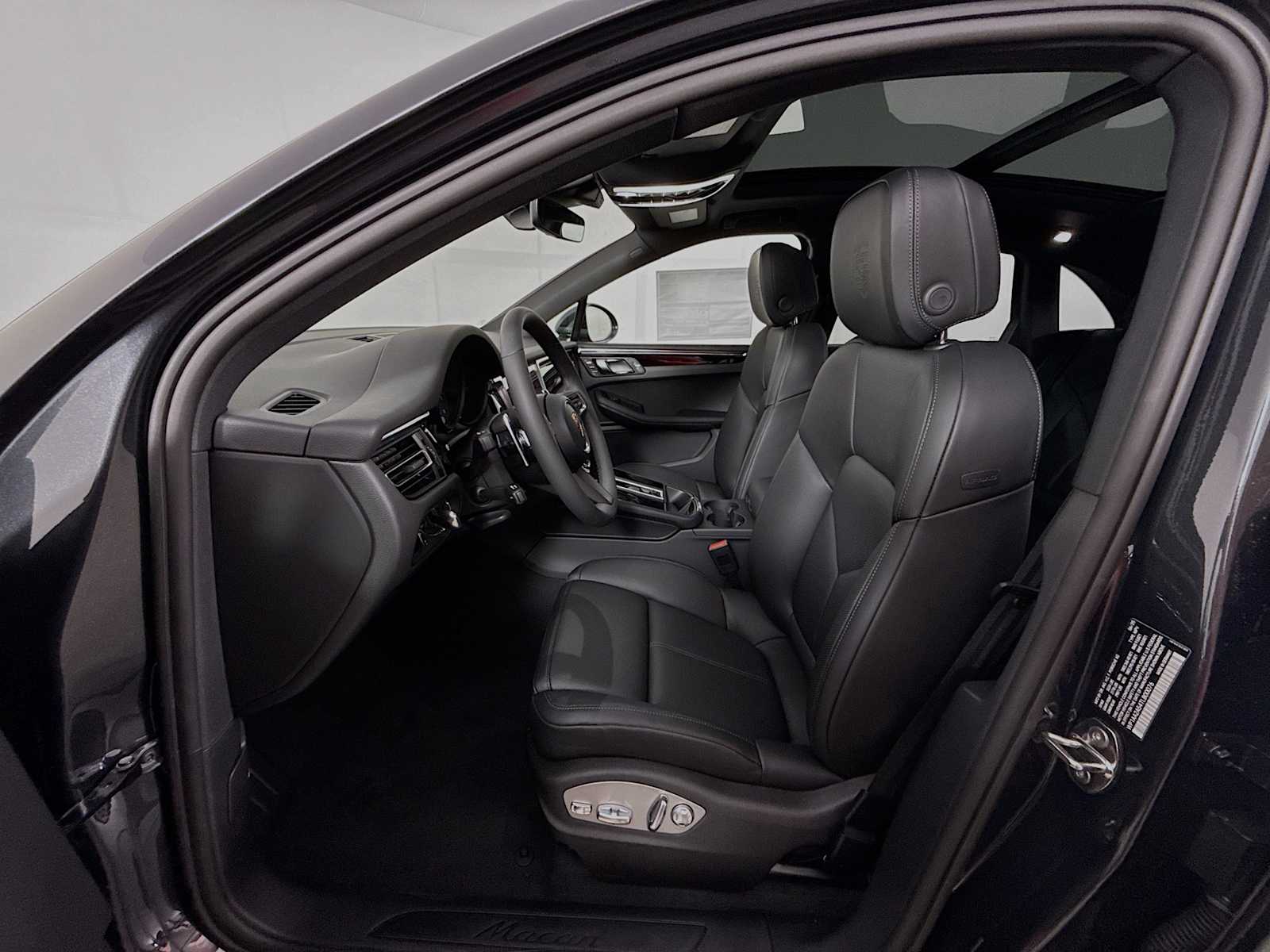 Thumbnail: 2026 Porsche Macan - 5