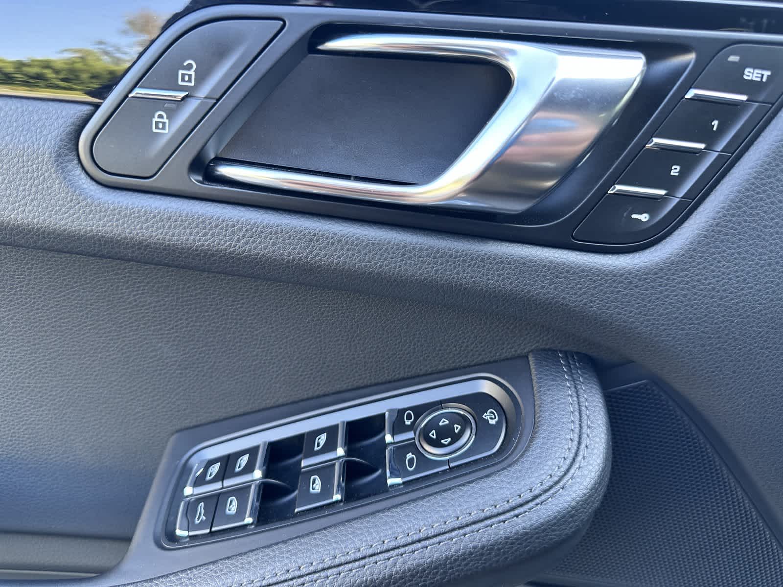 Thumbnail: 2025 Porsche Macan - 12