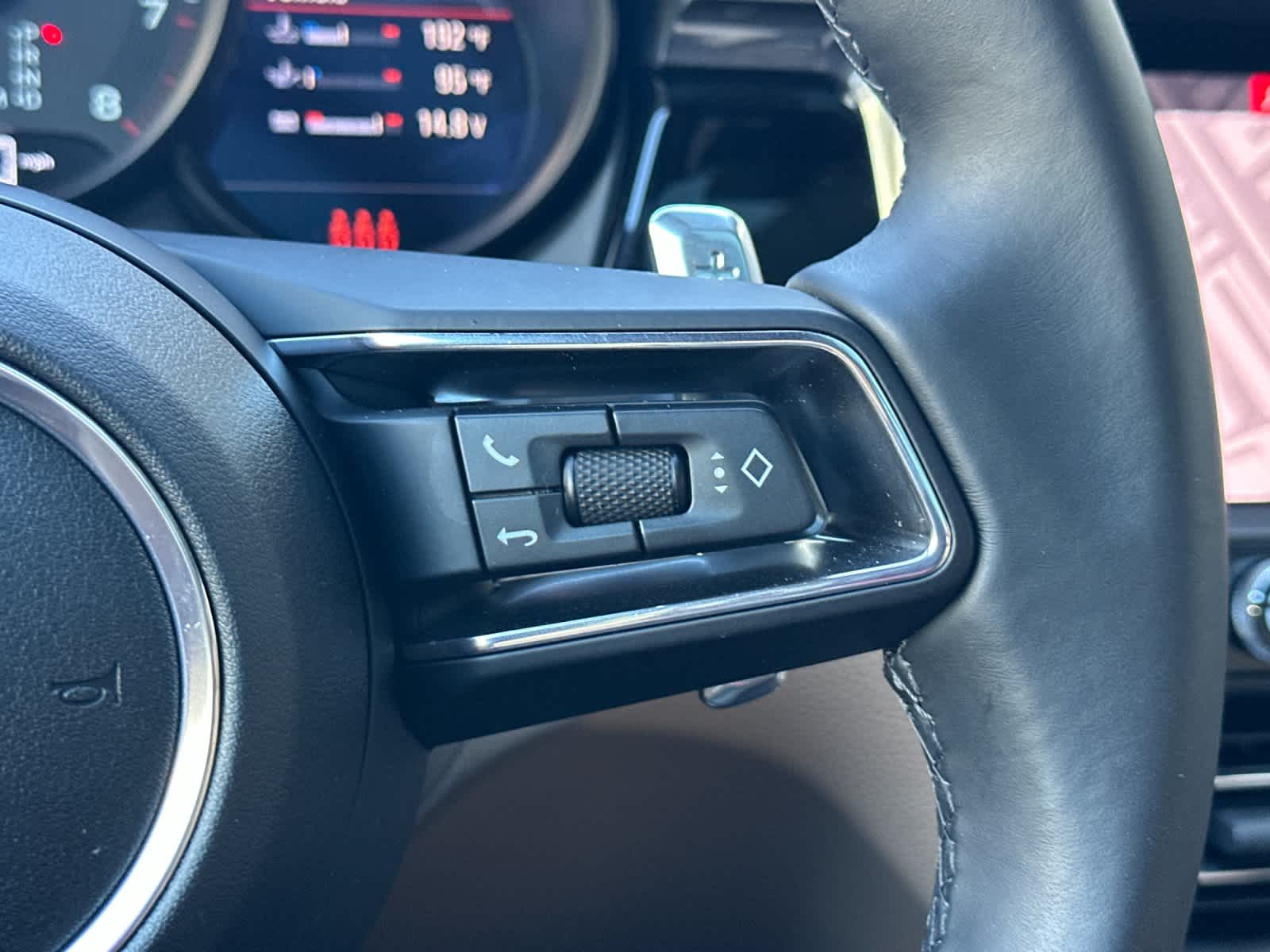 Thumbnail: 2025 Porsche Macan - 27